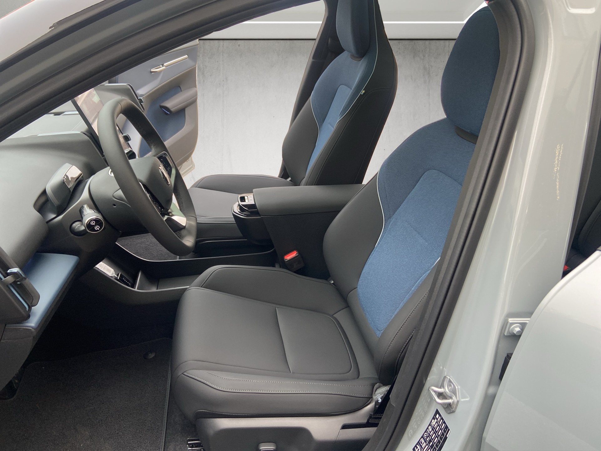 VOLVO EX30 CC E60 69kWh Twin Ultra Performance AWD-image-10