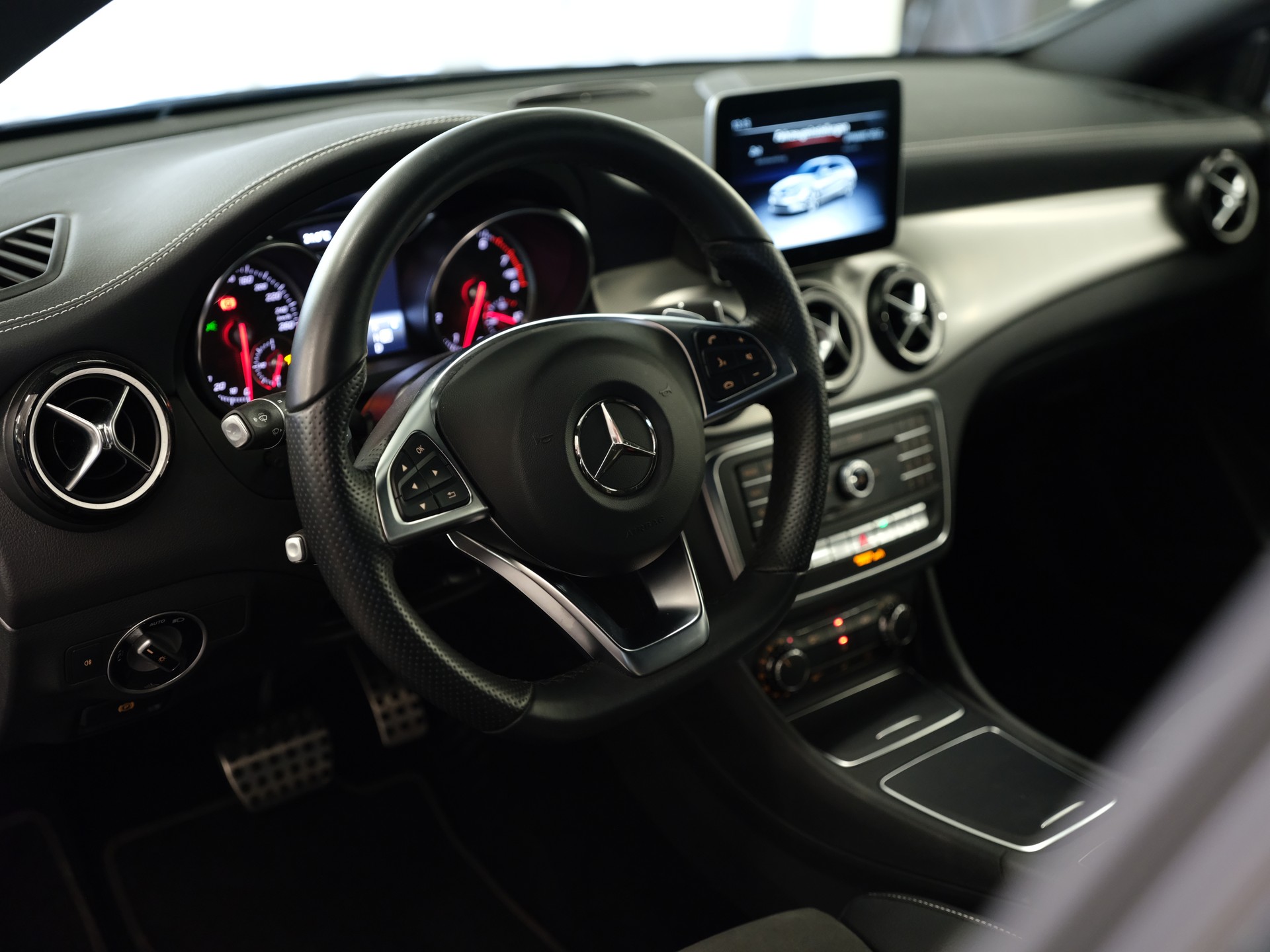MERCEDES-BENZ CLA Shooting Brake 180 d Urban 7G-DCT-image-17