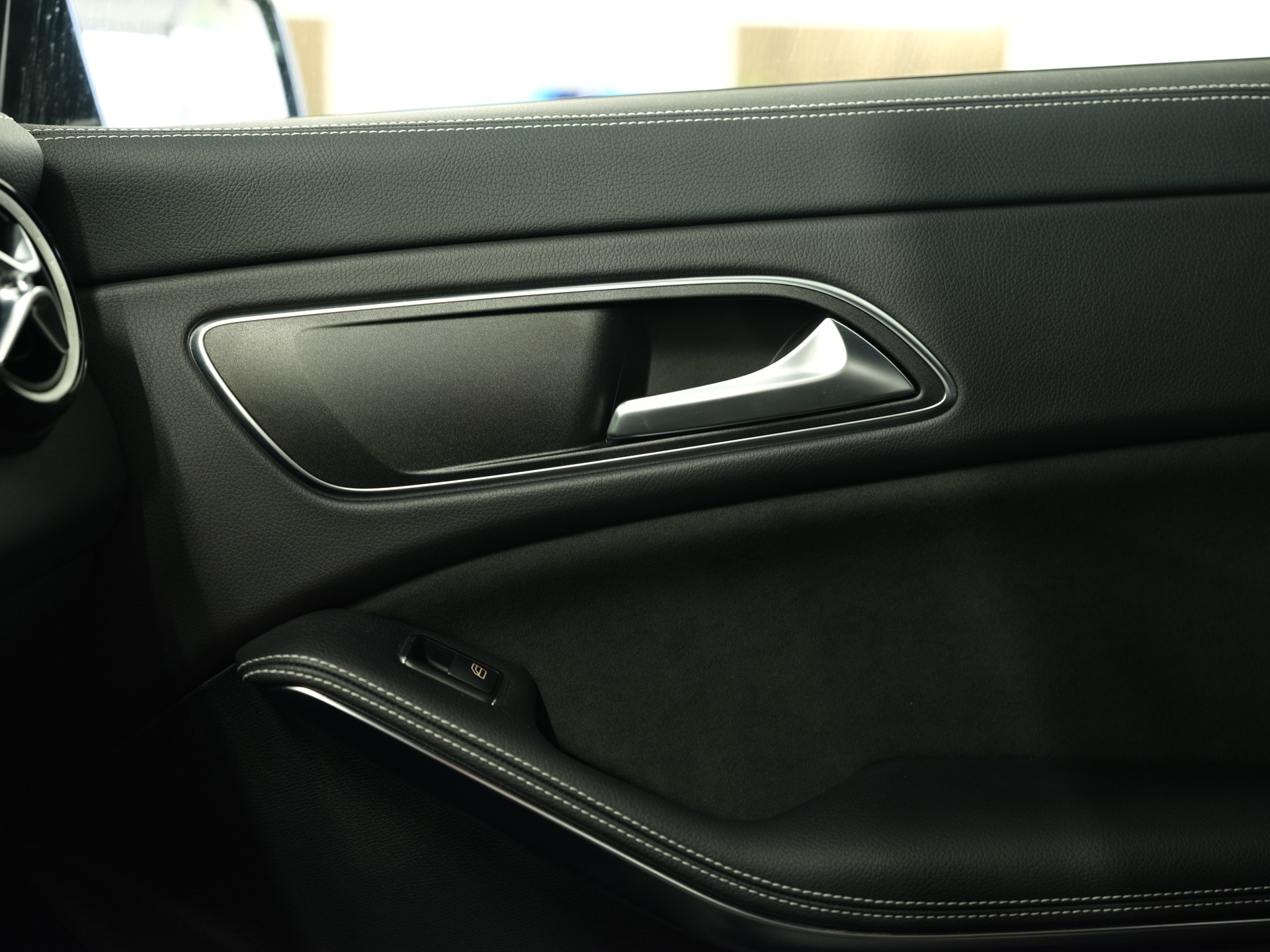 MERCEDES-BENZ CLA Shooting Brake 180 d Urban 7G-DCT-image-25