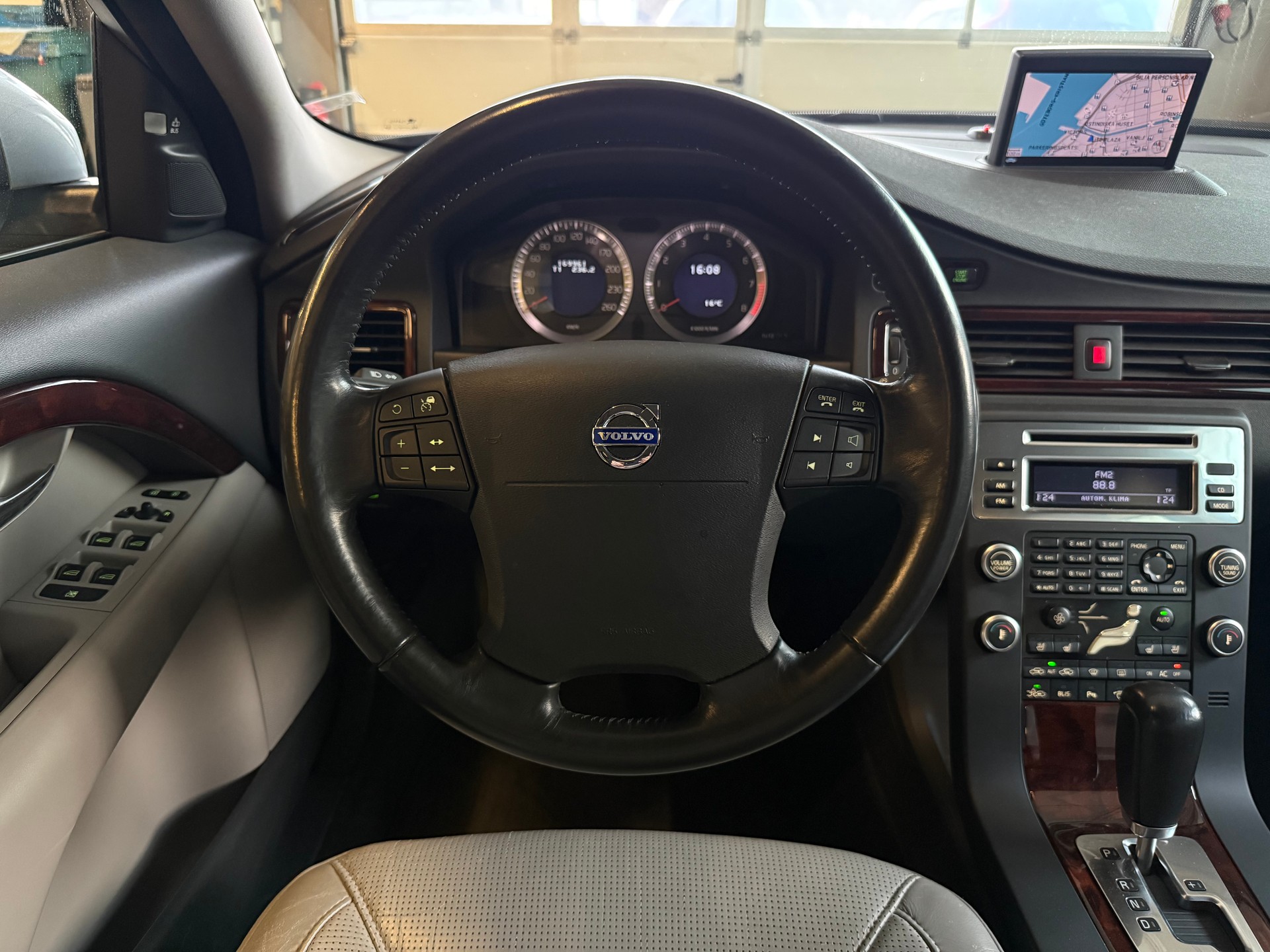 VOLVO S80 4.4 V8 AWD Summum Geartronic-image-13