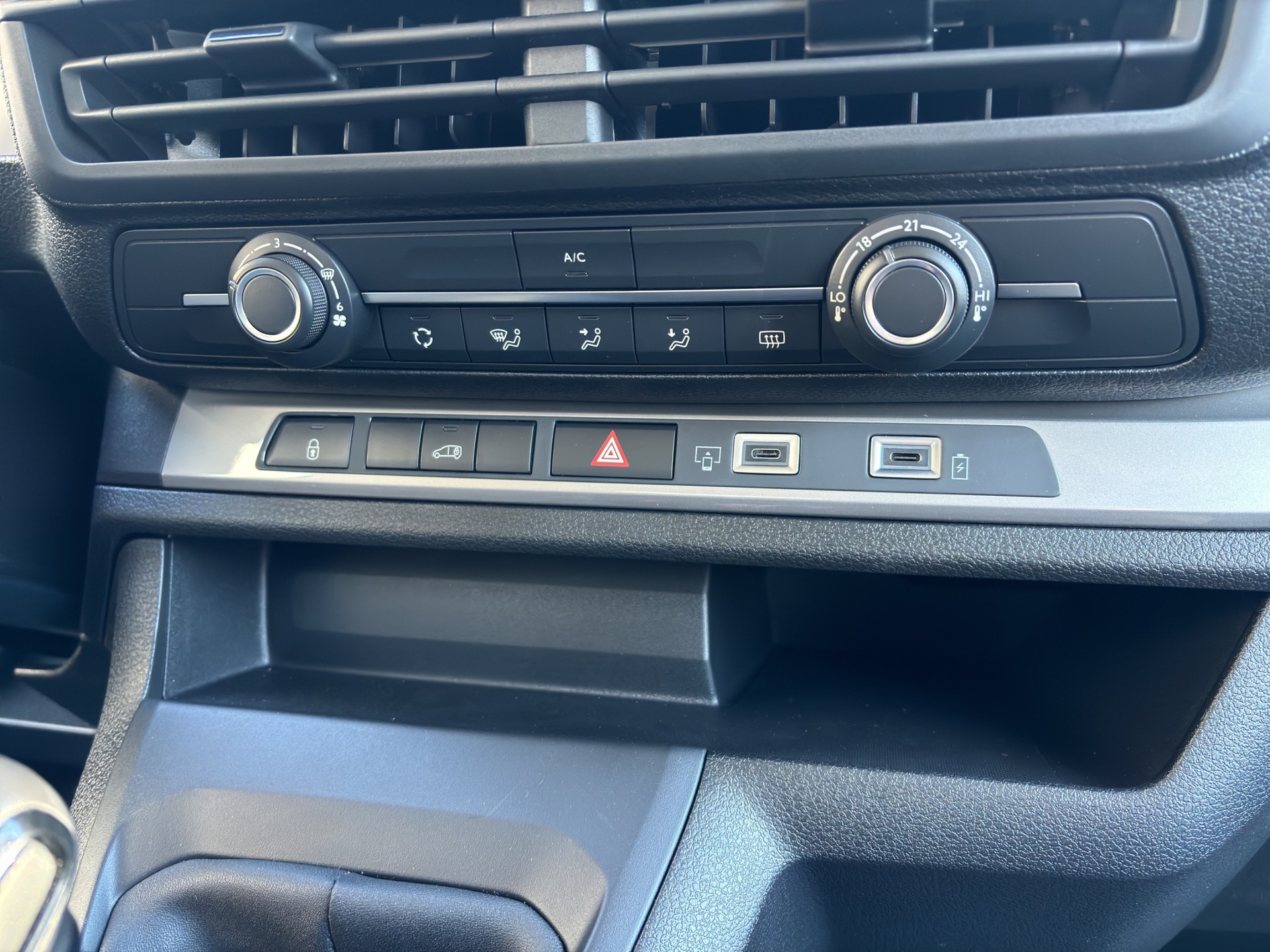 PEUGEOT Expert 2.0 BlueHDi 145 S&S Standard-image-14