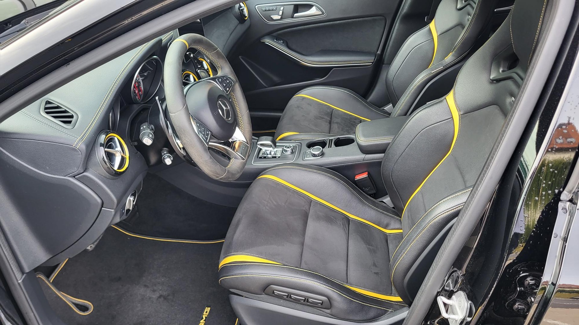 MERCEDES-BENZ A 45 AMG Yellow Night Edition 4Matic 7G-DCT-image-8