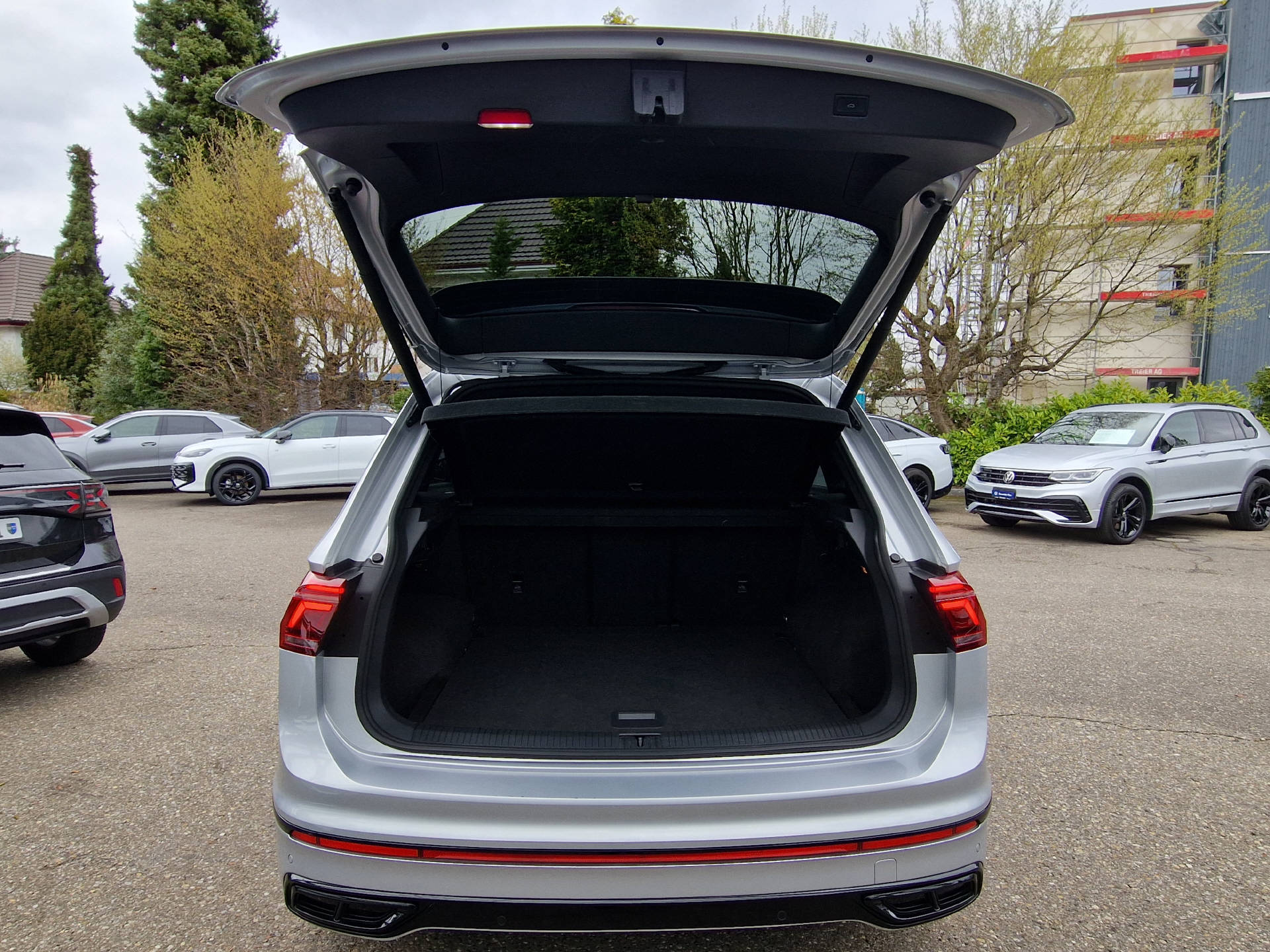 VW Tiguan 2.0 TDI R-Line DSG-image-5
