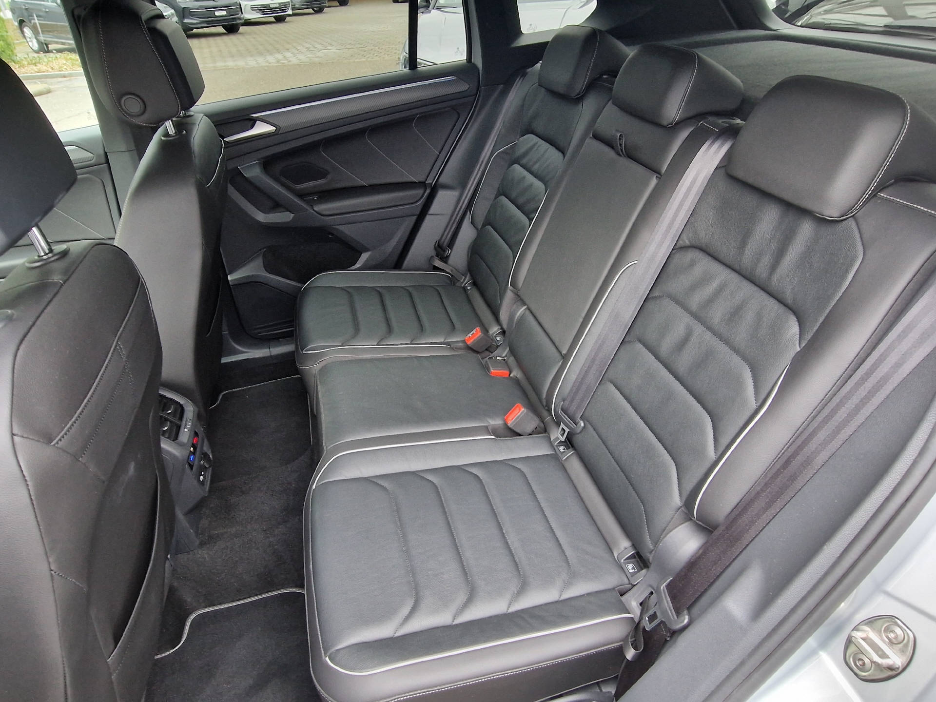 VW Tiguan 2.0 TDI R-Line DSG-image-8