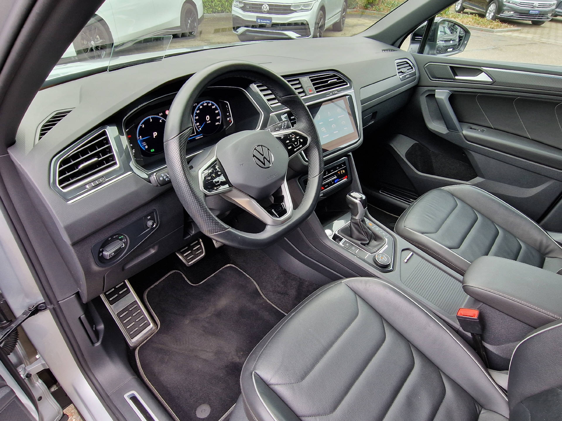 VW Tiguan 2.0 TDI R-Line DSG-image-6