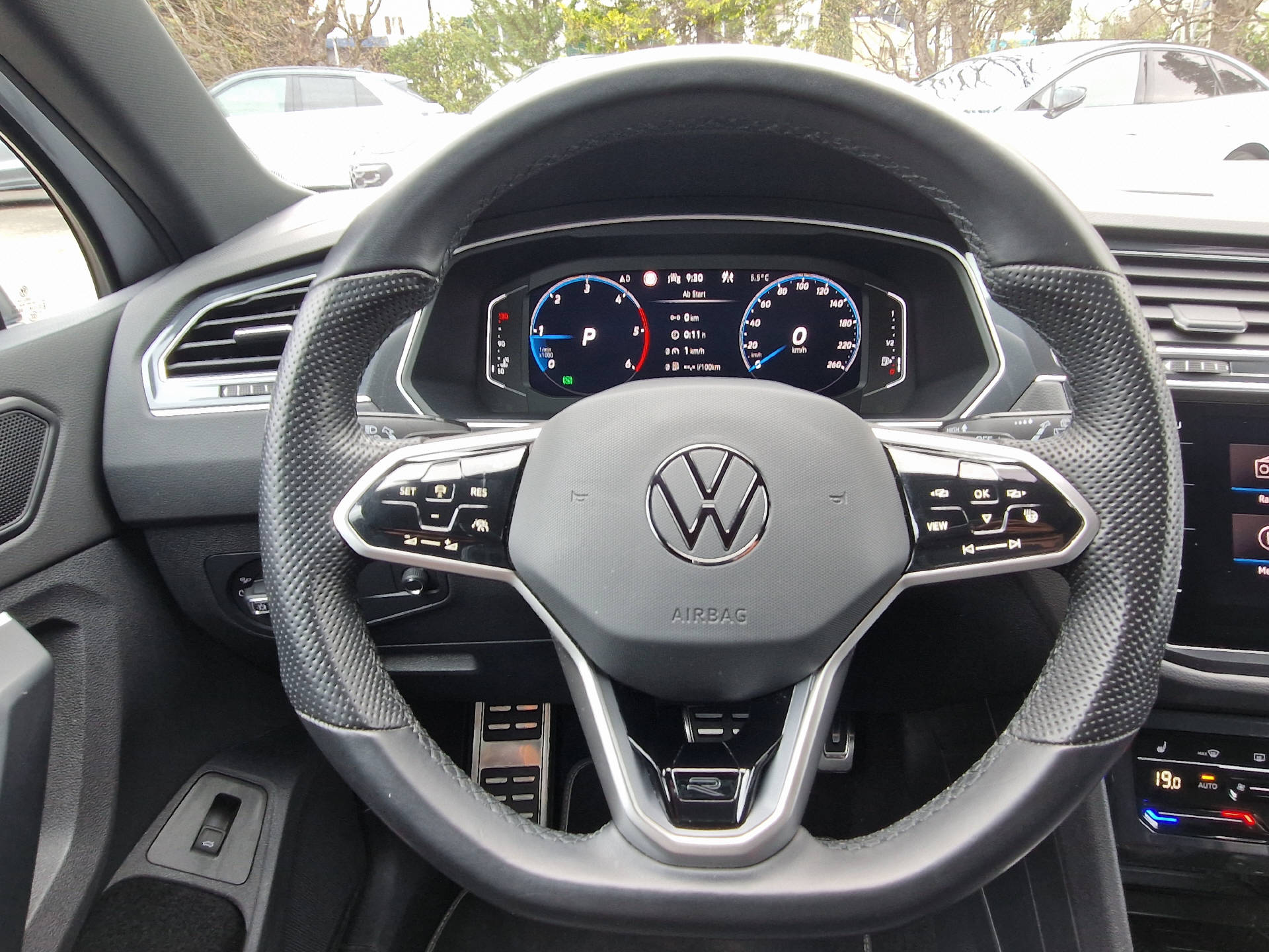 VW Tiguan 2.0 TDI R-Line DSG-image-10