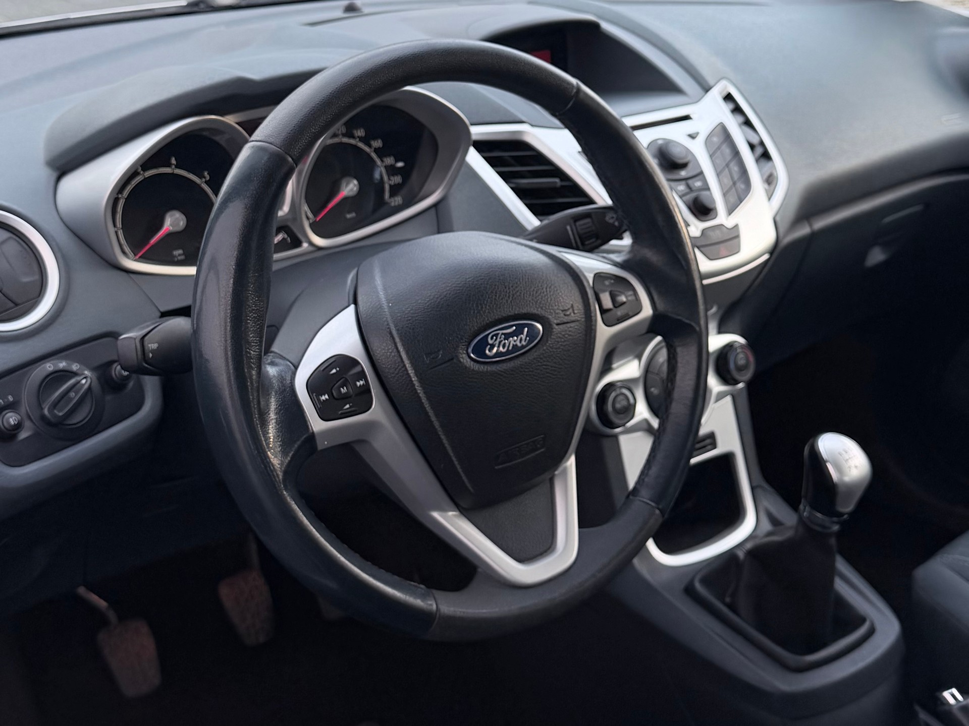 FORD Fiesta 1.4 16V Titanium-image-3