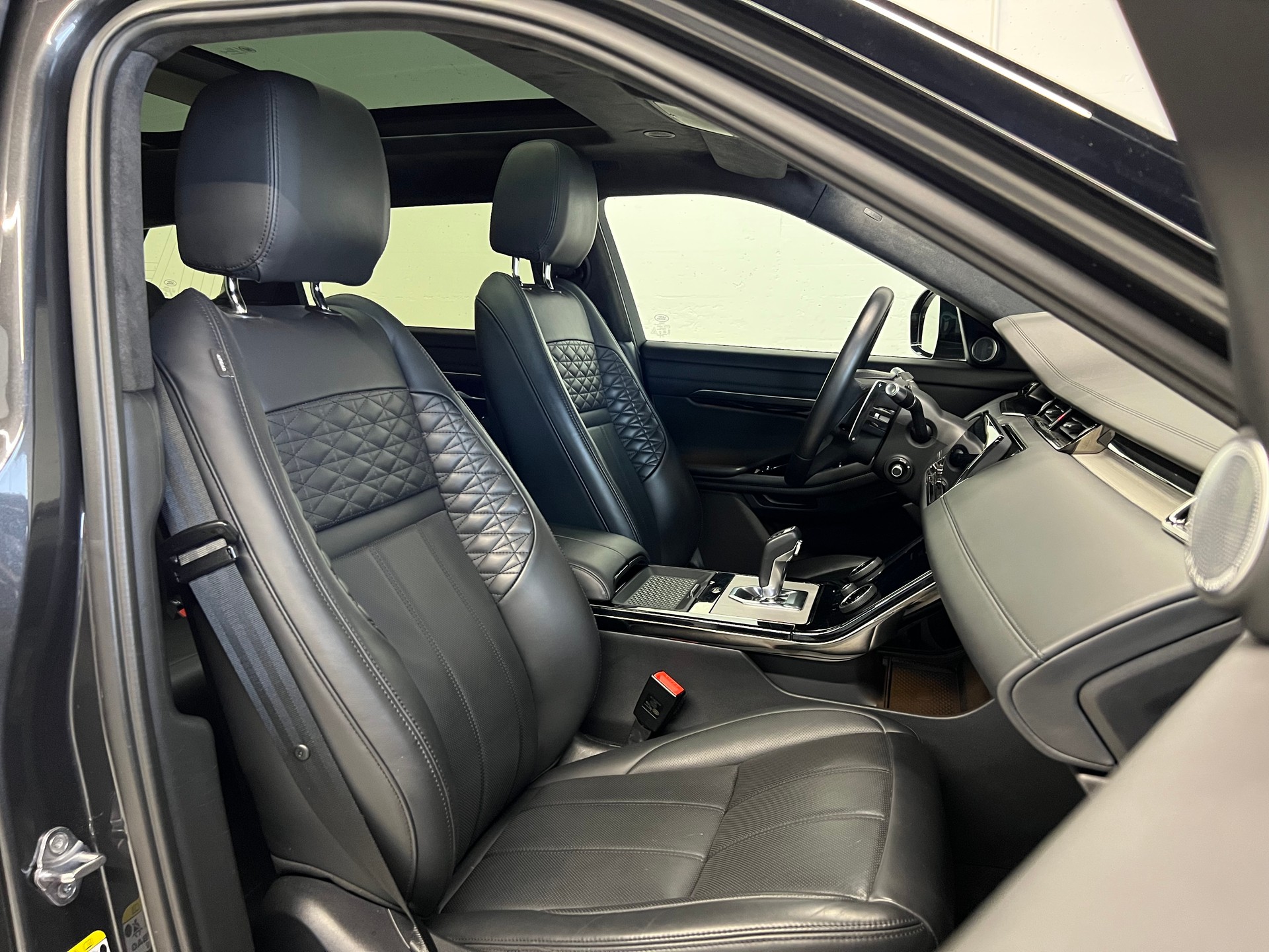 LAND ROVER Range Rover Evoque 1.5 T 300e R-Dynamic Autobiography-image-5