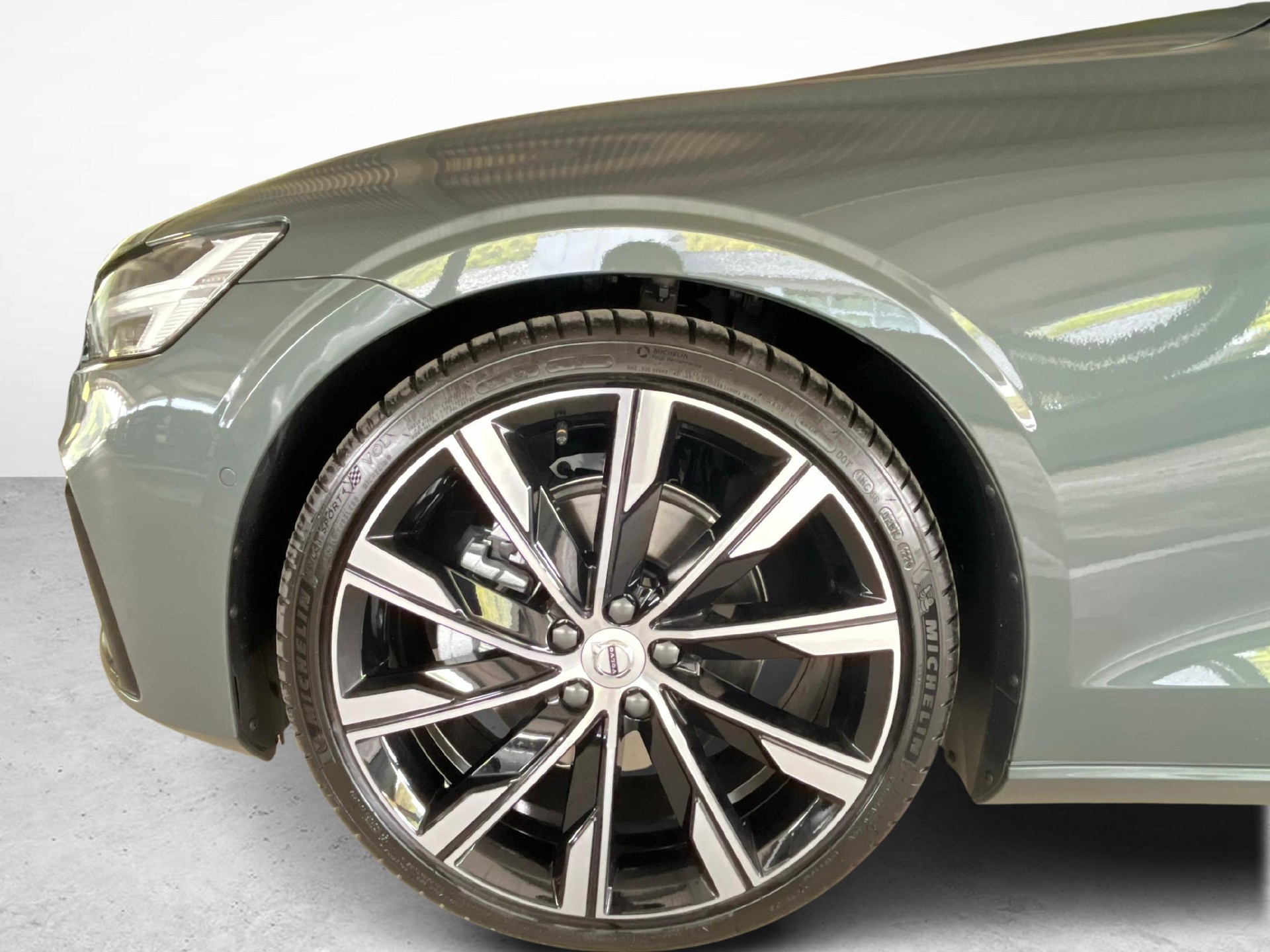 VOLVO V60 2.0 B4 Plus Dark-image-17