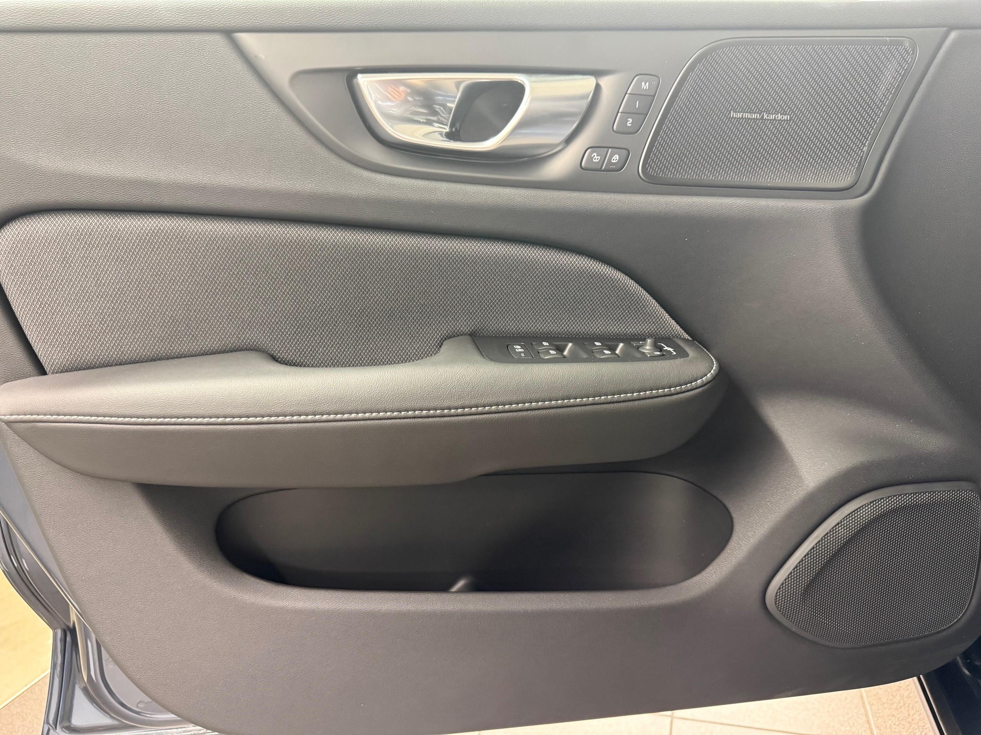 VOLVO V60 2.0 B4 Plus Dark-image-14