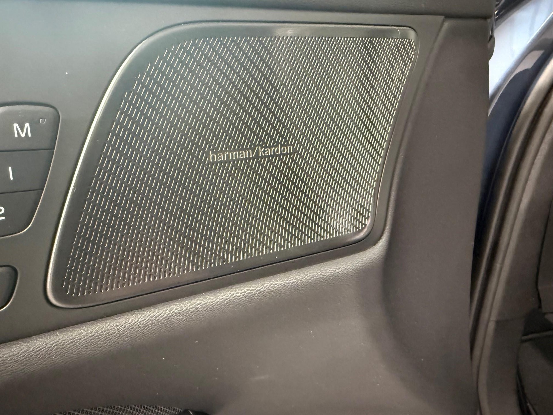 VOLVO V60 2.0 B4 Plus Dark-image-15