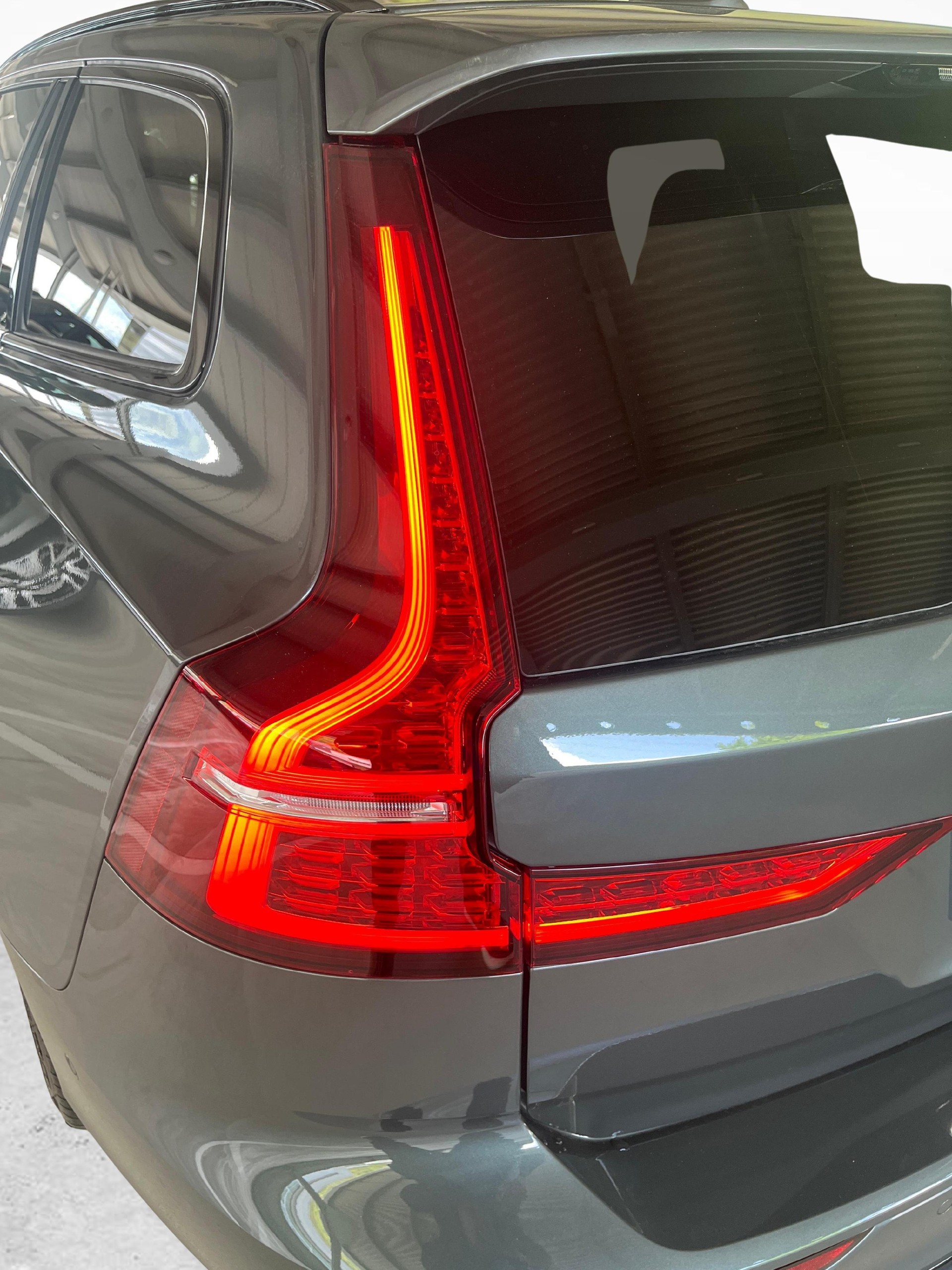 VOLVO V60 2.0 B4 Plus Dark-image-18