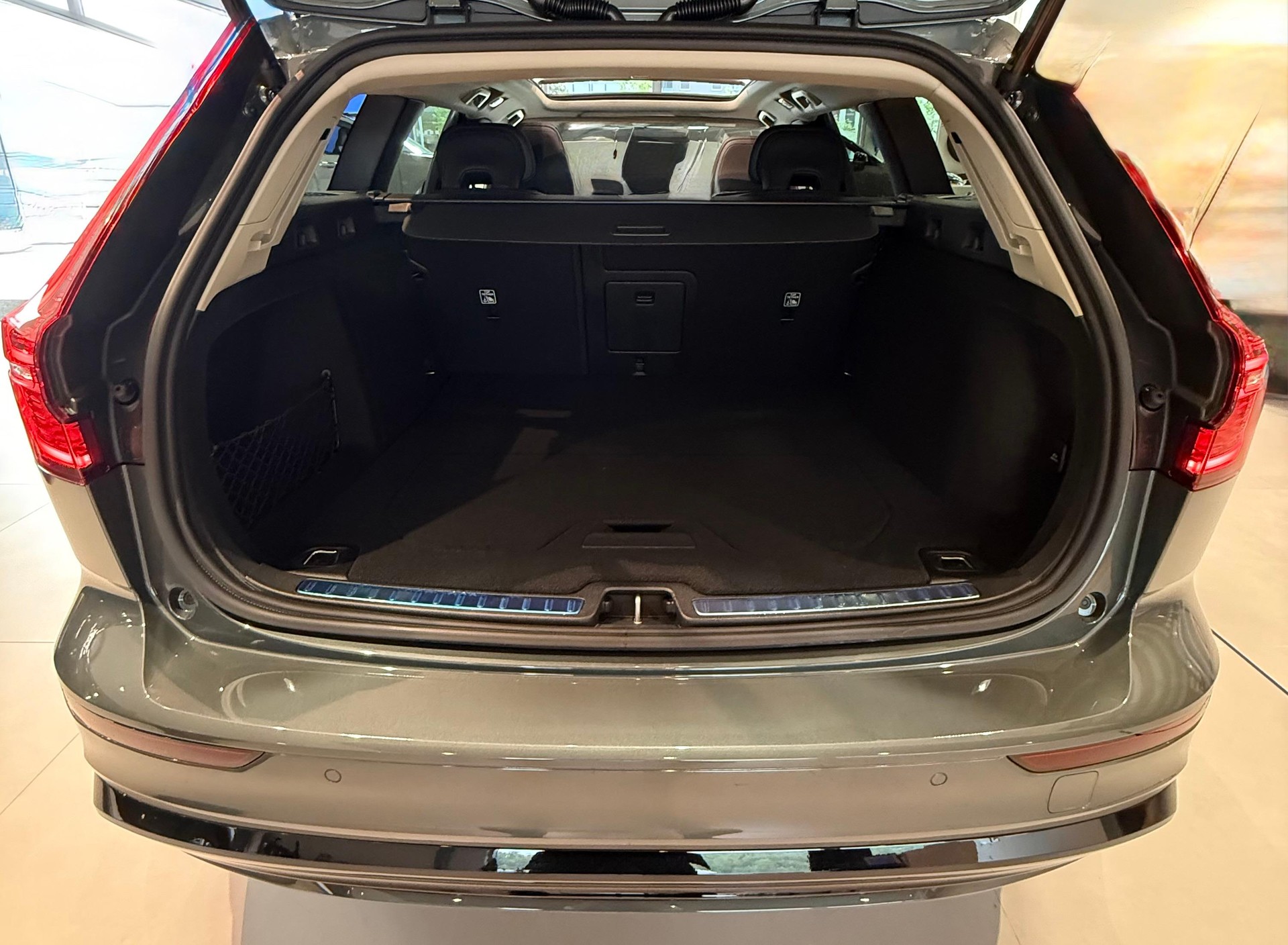 VOLVO V60 2.0 B4 Plus Dark-image-16