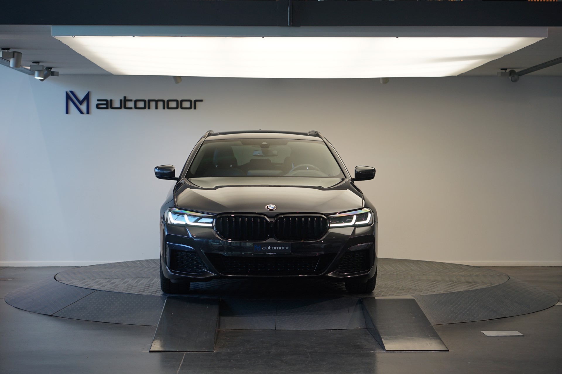 BMW 520d xDrive 48V Touring M Sport Steptronic *CH-Fahrzeug* *Sophistograu*-image-1