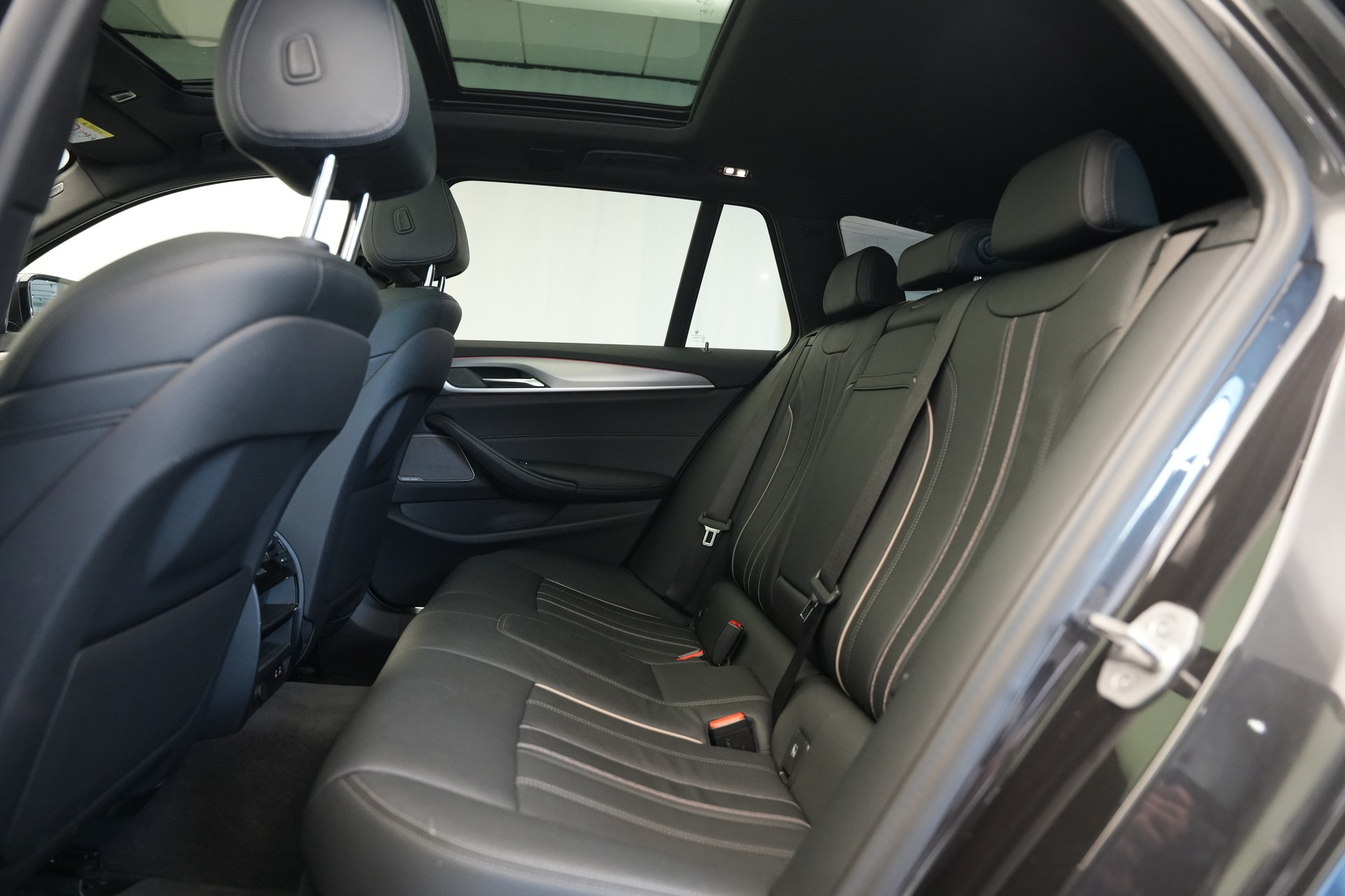BMW 520d xDrive 48V Touring M Sport Steptronic *CH-Fahrzeug* *Sophistograu*-image-16
