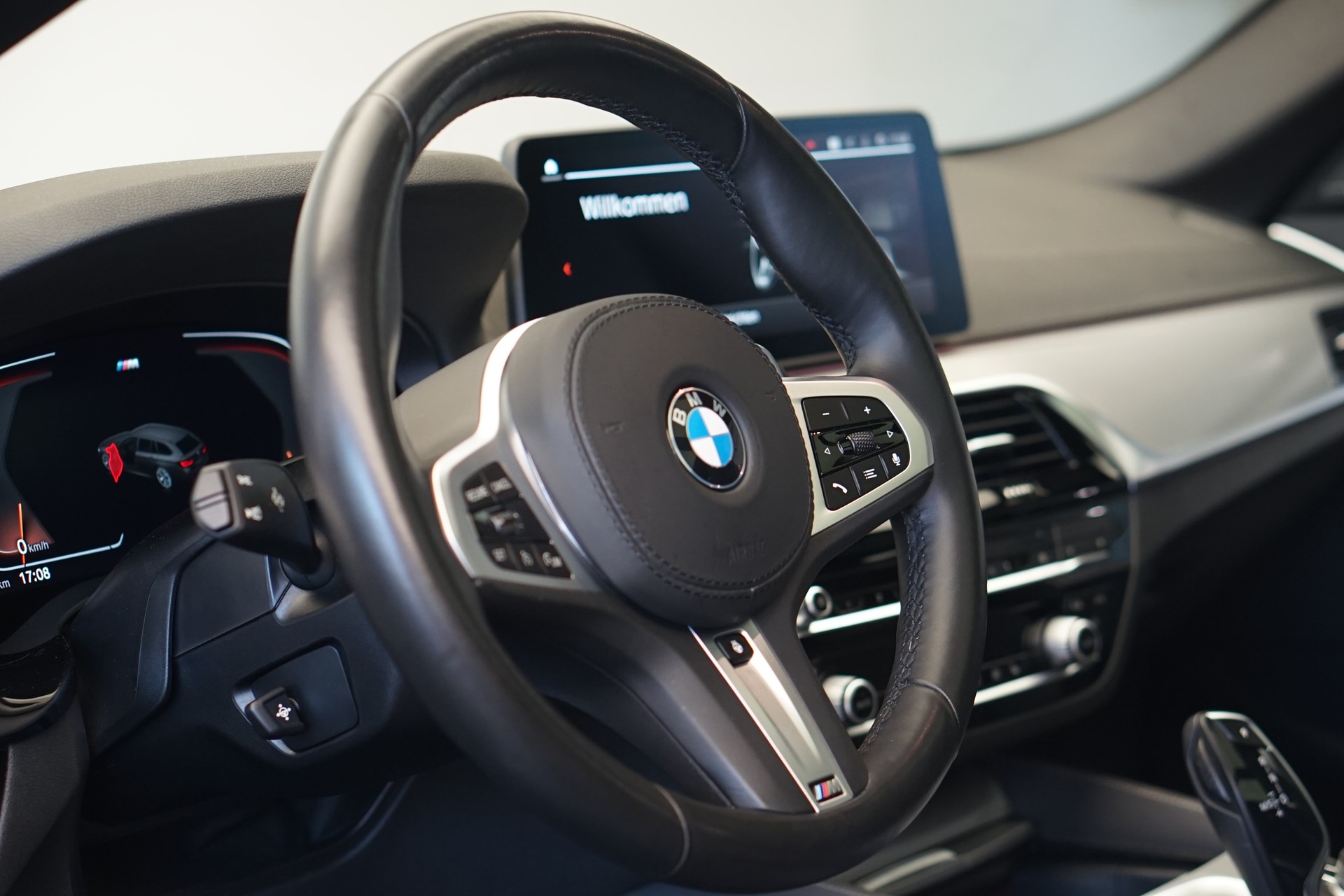 BMW 520d xDrive 48V Touring M Sport Steptronic *CH-Fahrzeug* *Sophistograu*-image-28