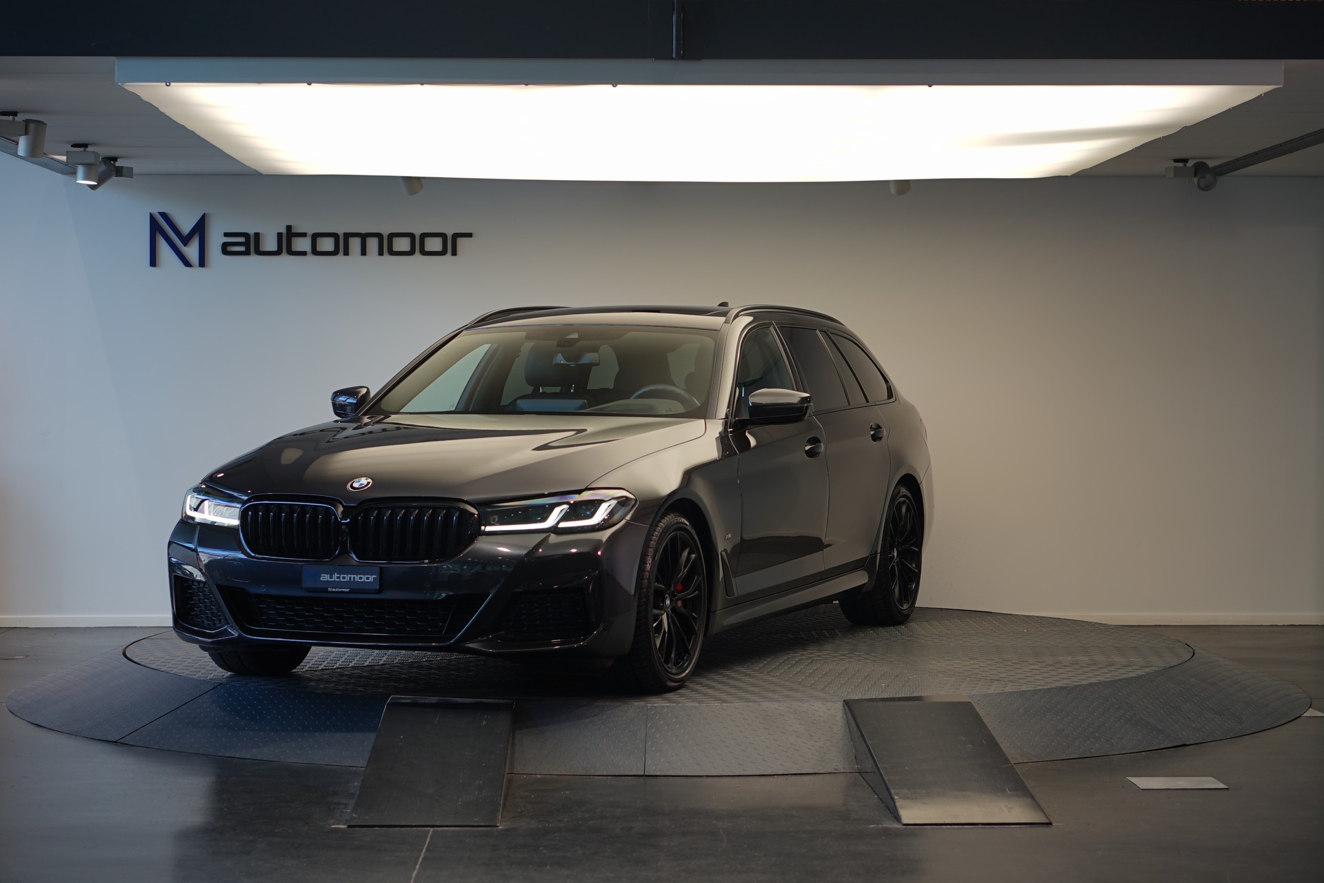 BMW 520d xDrive 48V Touring M Sport Steptronic *CH-Fahrzeug* *Sophistograu*-image-0