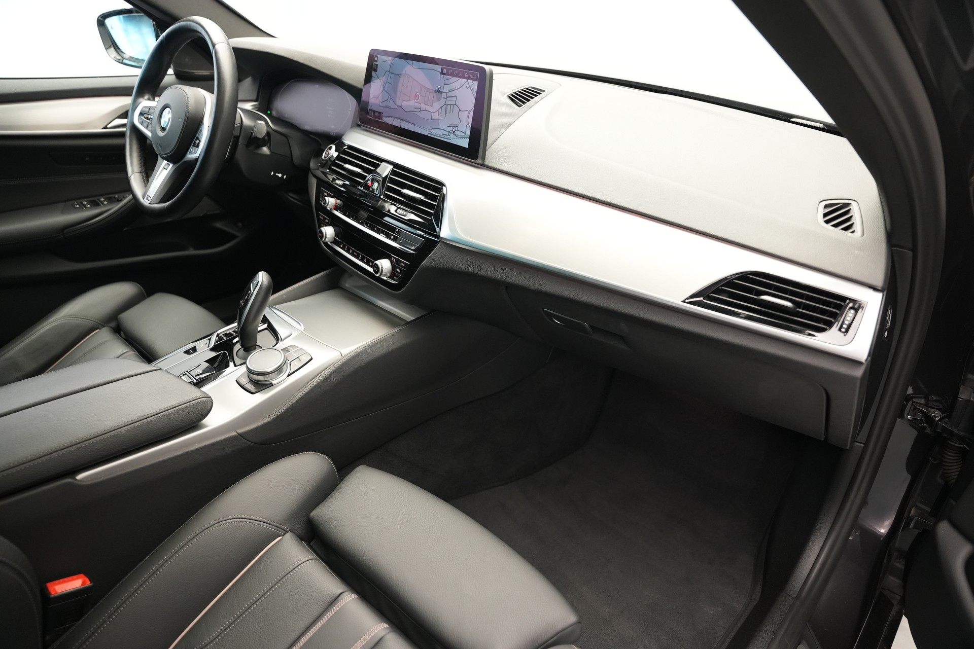 BMW 520d xDrive 48V Touring M Sport Steptronic *CH-Fahrzeug* *Sophistograu*-image-11