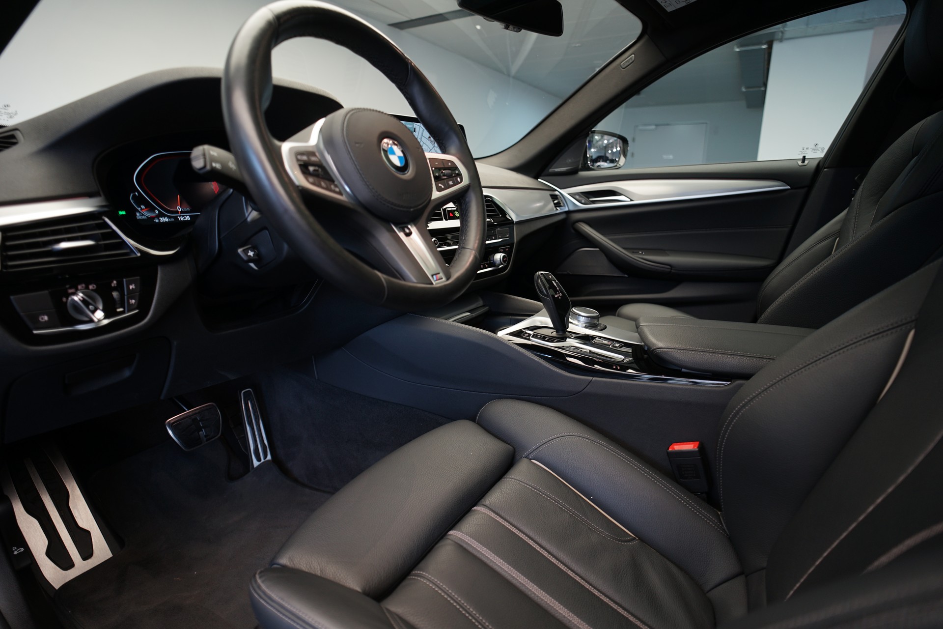 BMW 520d xDrive 48V Touring M Sport Steptronic *CH-Fahrzeug* *Sophistograu*-image-12