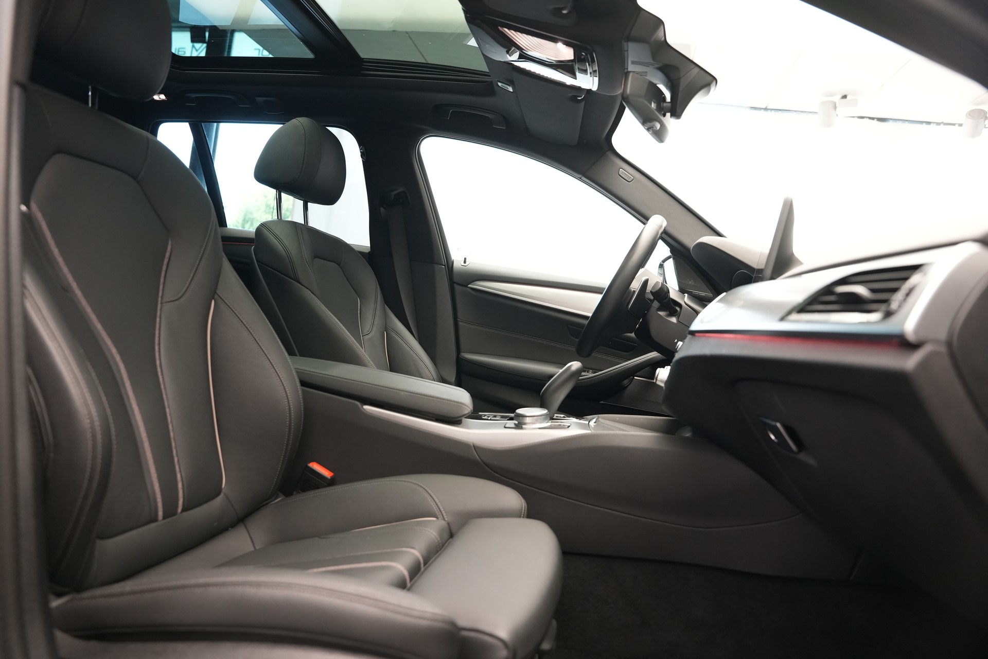 BMW 520d xDrive 48V Touring M Sport Steptronic *CH-Fahrzeug* *Sophistograu*-image-13