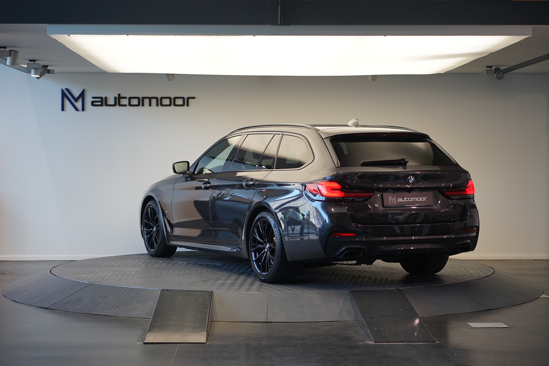 BMW 520d xDrive 48V Touring M Sport Steptronic *CH-Fahrzeug* *Sophistograu*-image-6