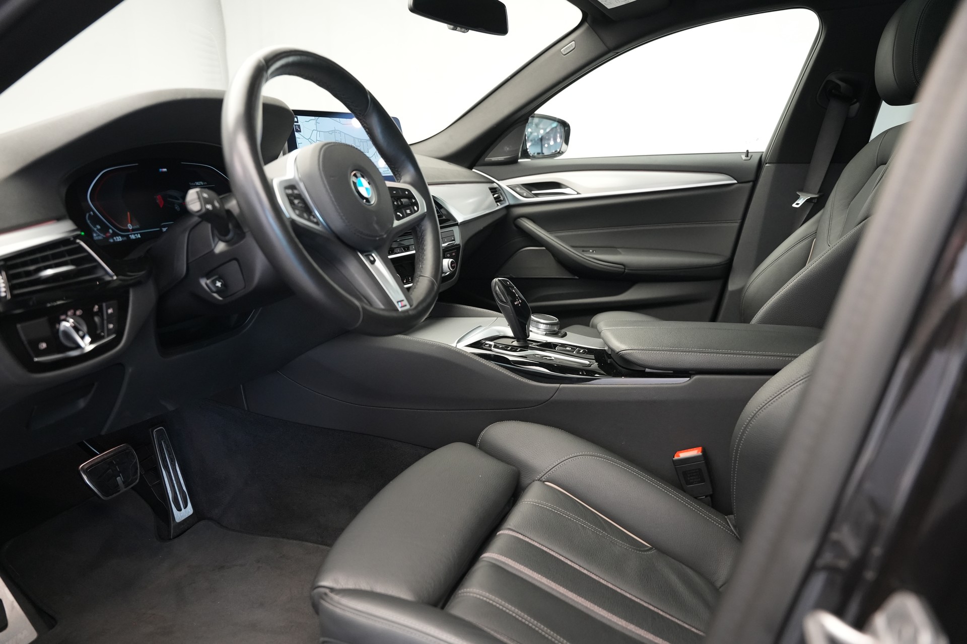 BMW 520d xDrive 48V Touring M Sport Steptronic *CH-Fahrzeug* *Sophistograu*-image-10