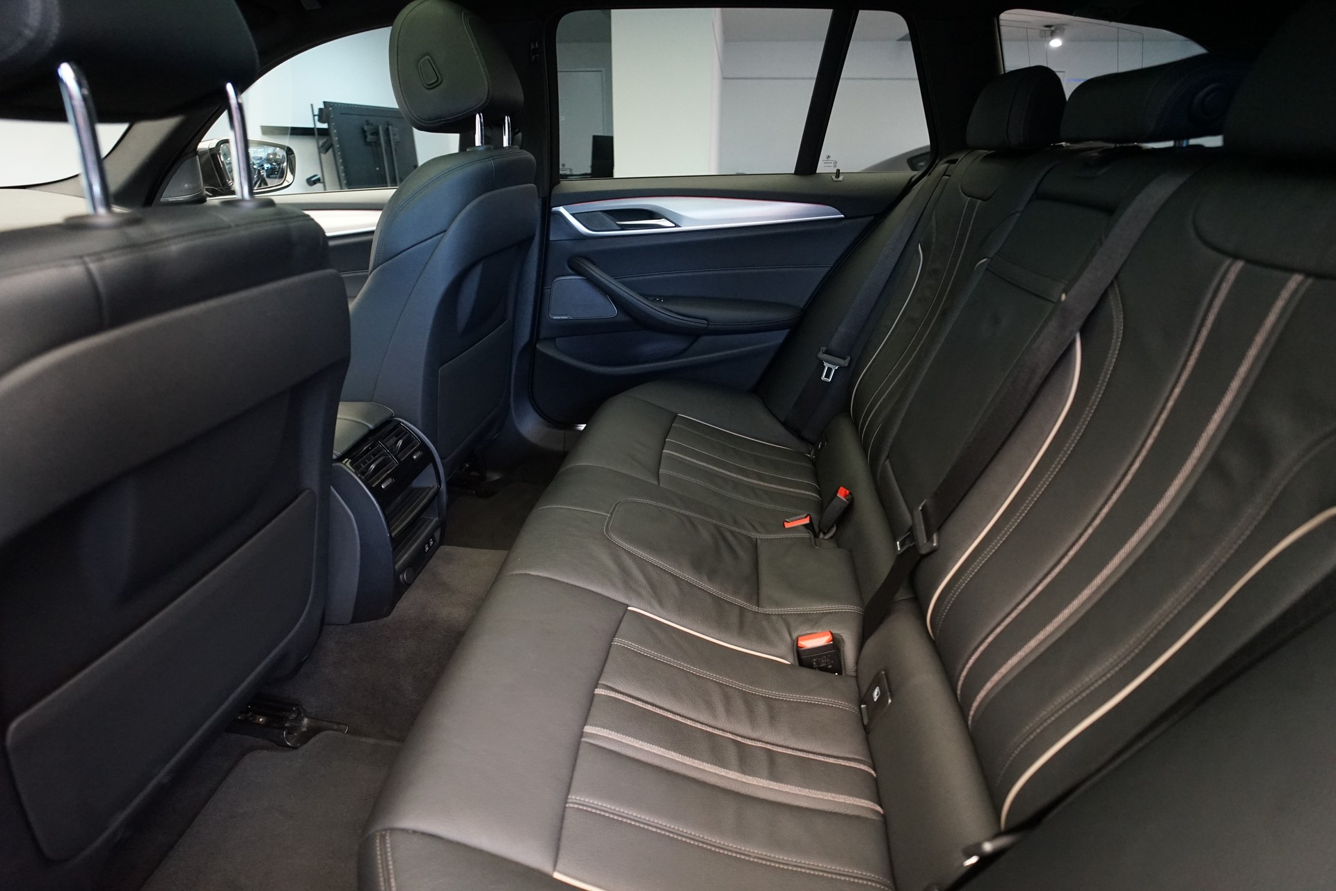 BMW 520d xDrive 48V Touring M Sport Steptronic *CH-Fahrzeug* *Sophistograu*-image-17