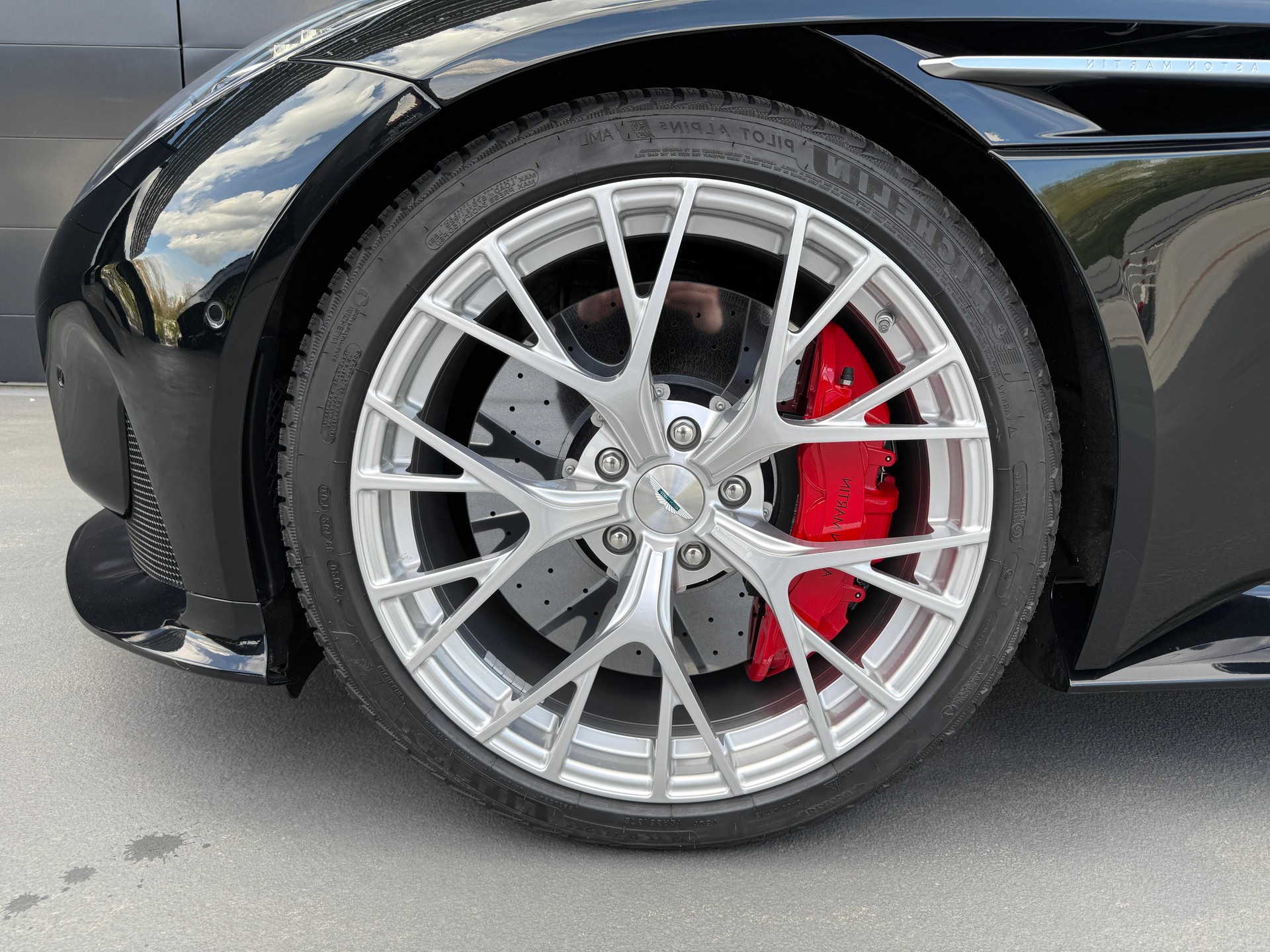 ASTON MARTIN DB12 Coupé 4.0 V8 Bi-Turbo-image-17
