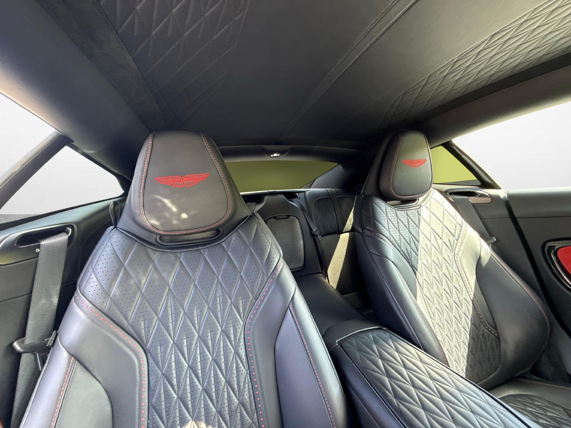 ASTON MARTIN DB12 Coupé 4.0 V8 Bi-Turbo-image-10