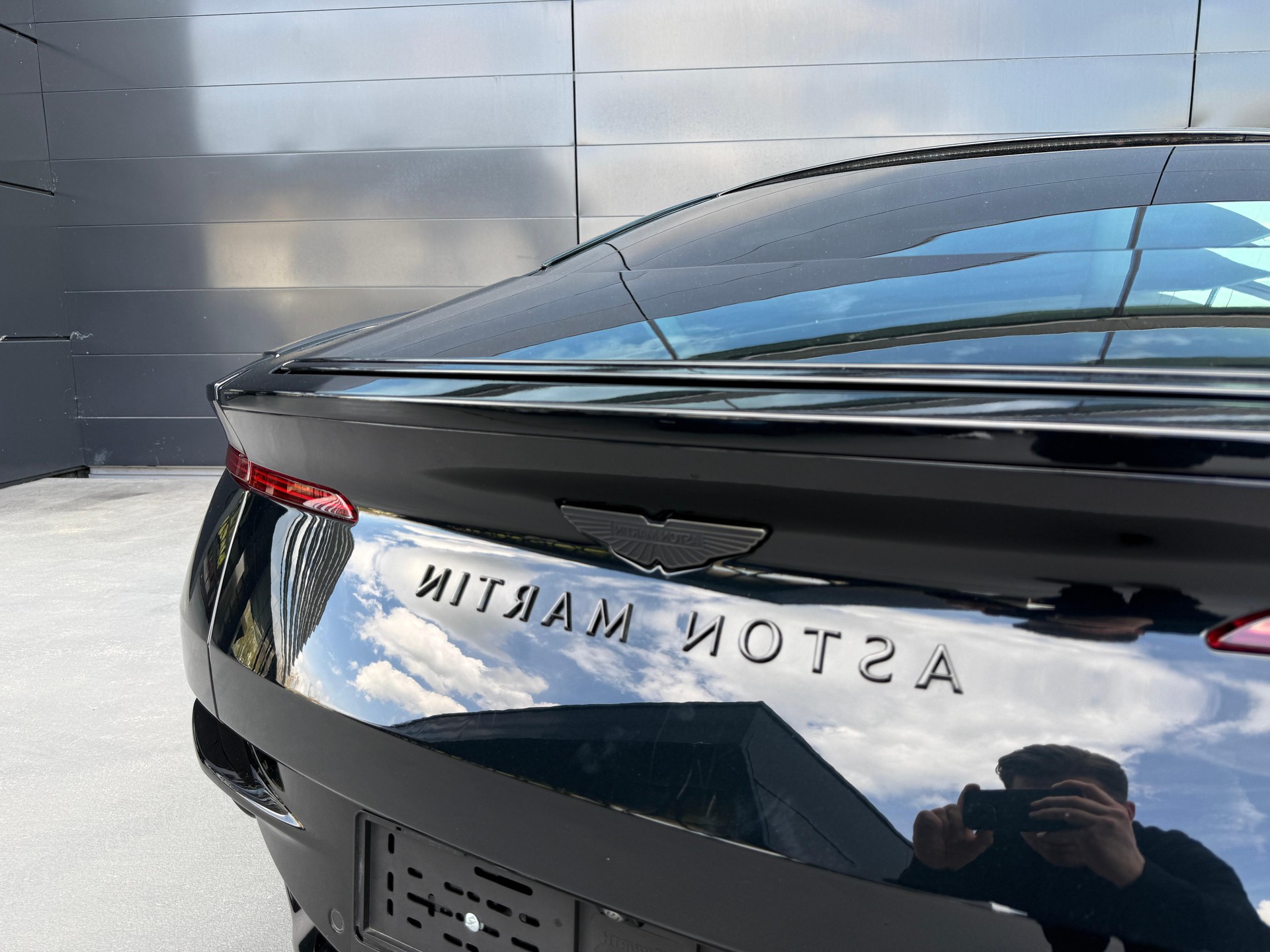 ASTON MARTIN DB12 Coupé 4.0 V8 Bi-Turbo-image-16
