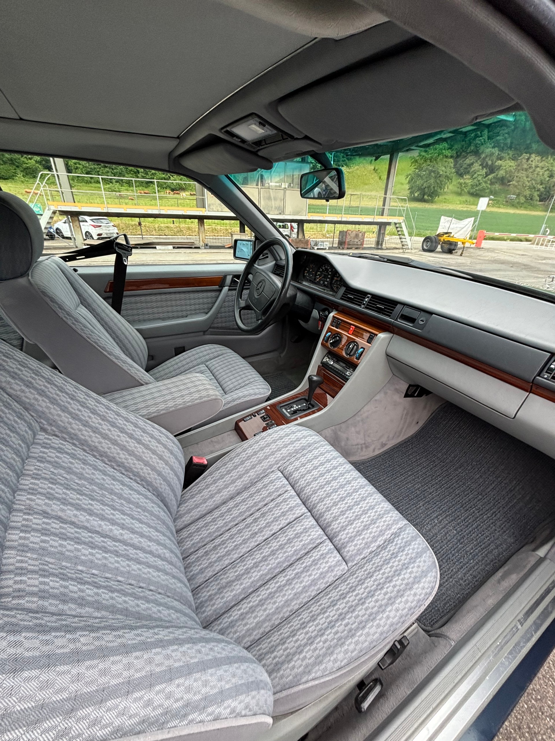 MERCEDES-BENZ 300 CE-image-13