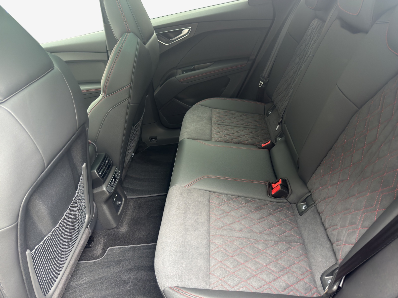 AUDI Q4 e-tron 45 Edition Swiss Ski quattro-image-11