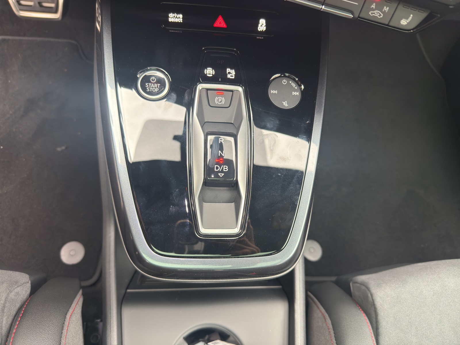 AUDI Q4 e-tron 45 Edition Swiss Ski quattro-image-10