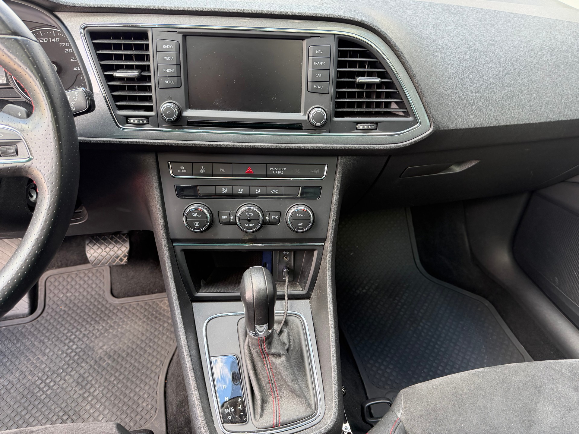 SEAT LEON TDI 2.0 FR-image-14