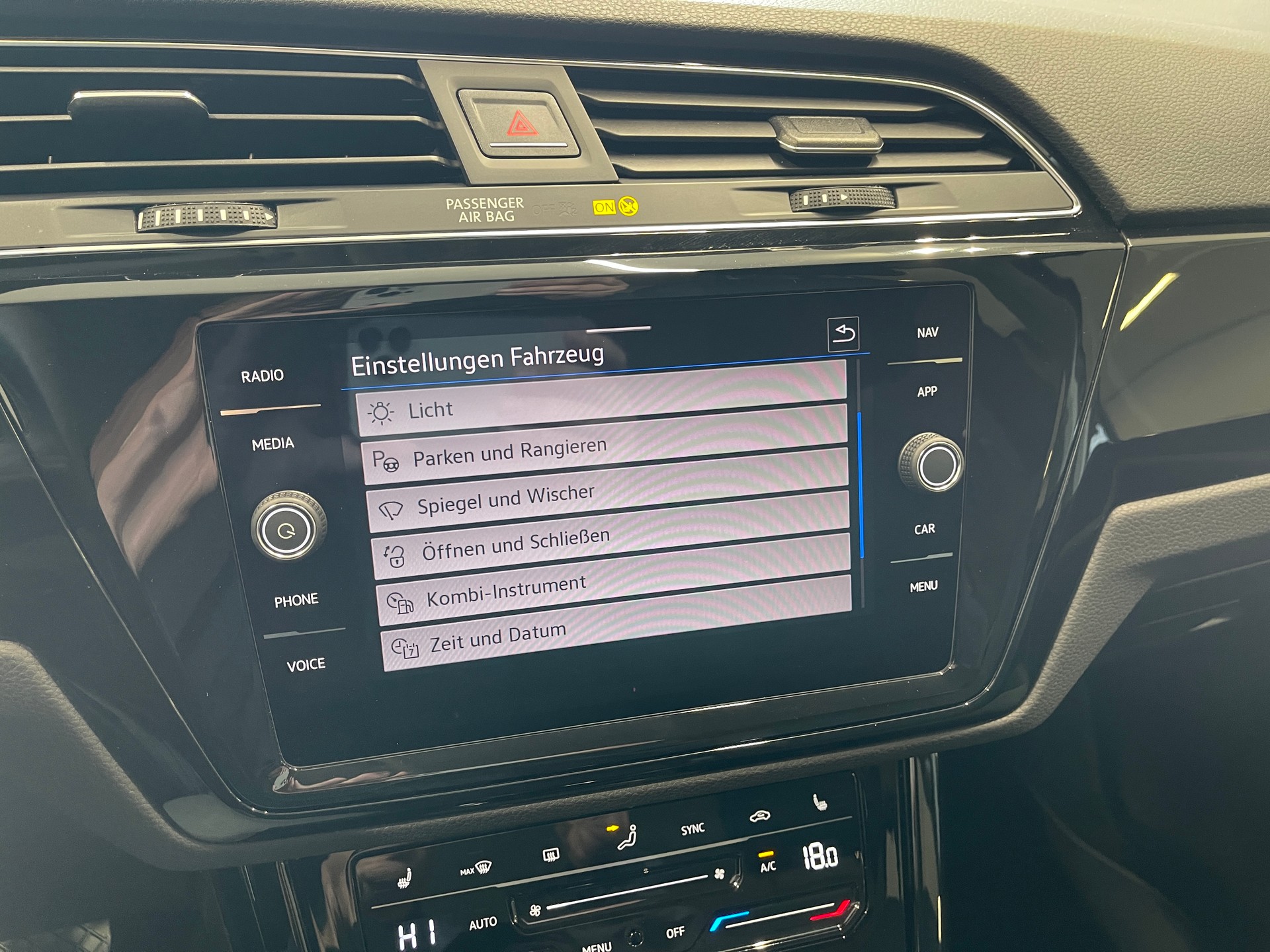 VW Touran 2.0 TDI BlueMotion Technology Highline DSG *R-LINE*7 PLATZ*-image-23