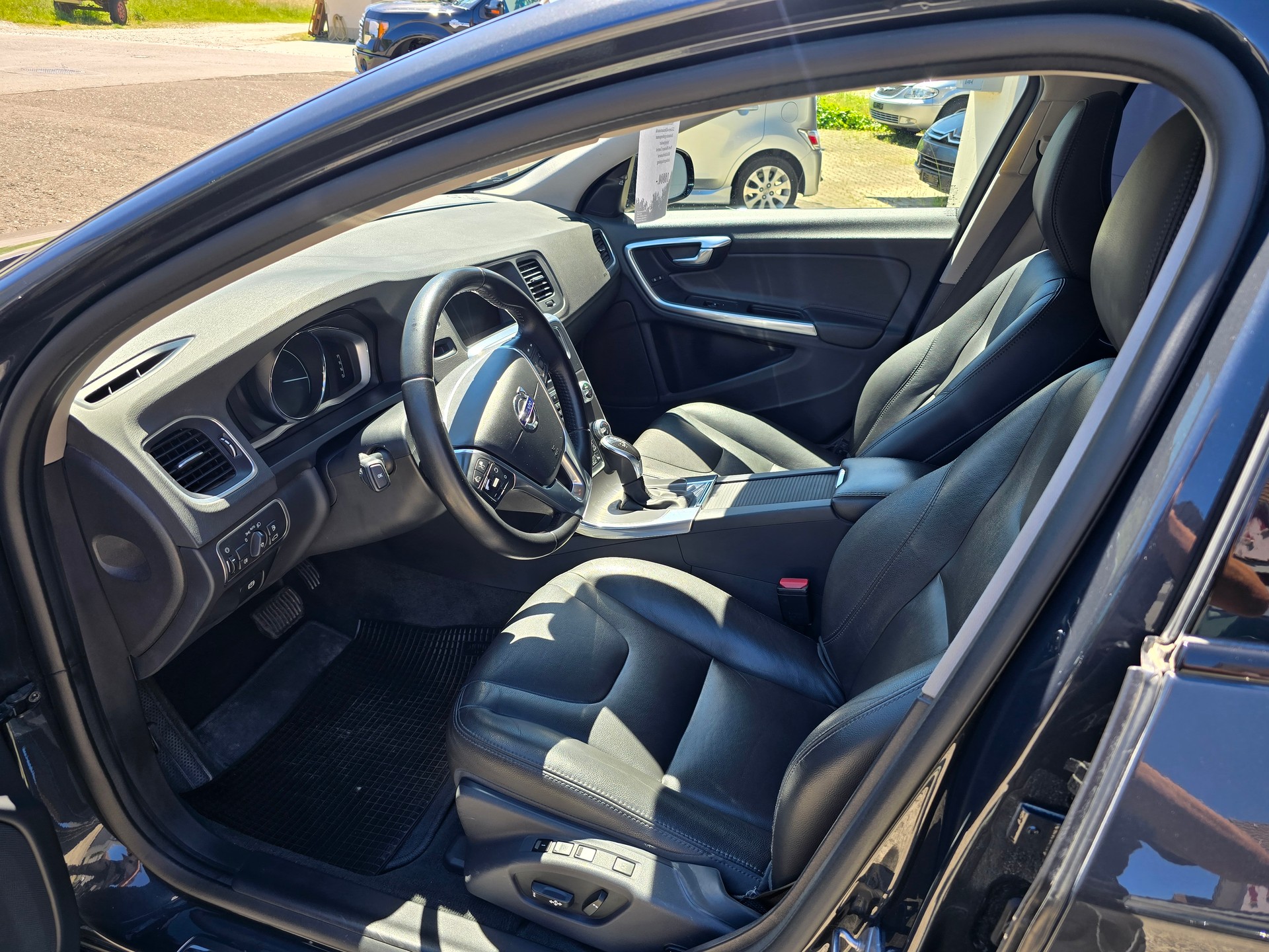 VOLVO V60 Cross Country D4 AWD Momentum Geartronic-image-5
