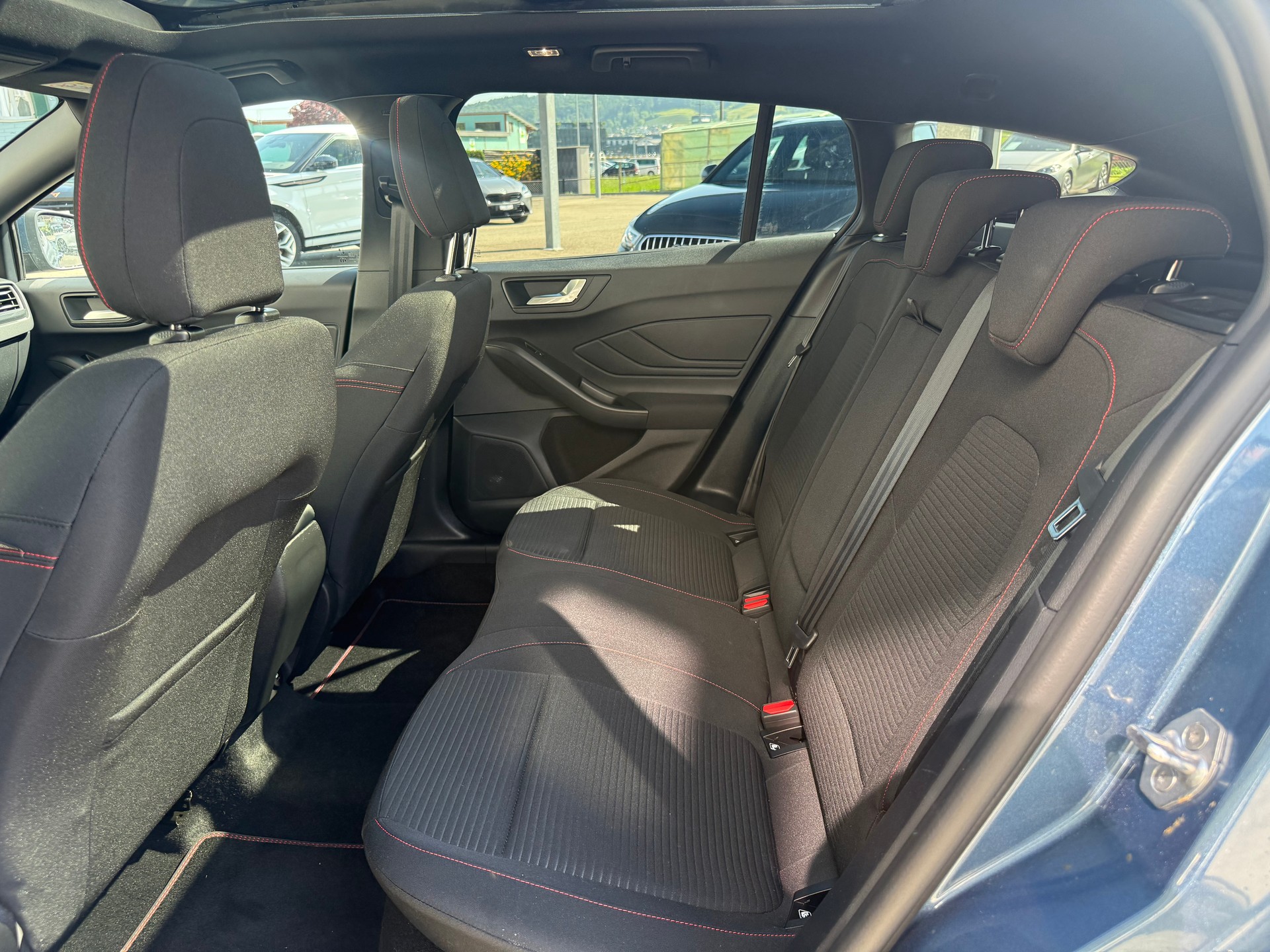 FORD Focus Station Wagon 1.0i EcoB Hybrid 155 ST-Line X-image-8