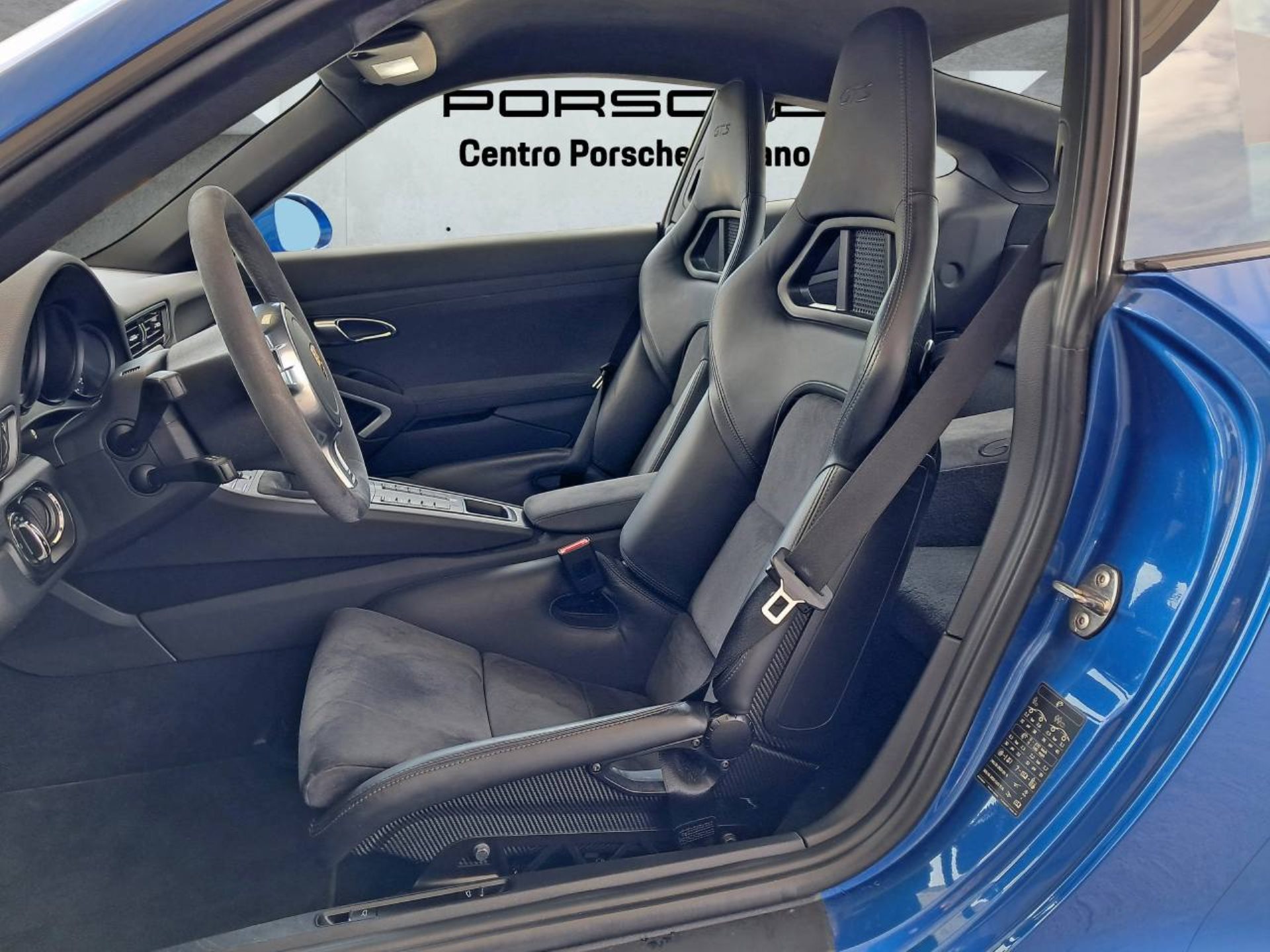 PORSCHE 911 Carrera GTS-image-4