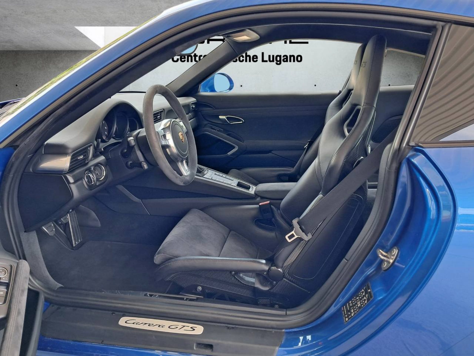 PORSCHE 911 Carrera GTS-image-3