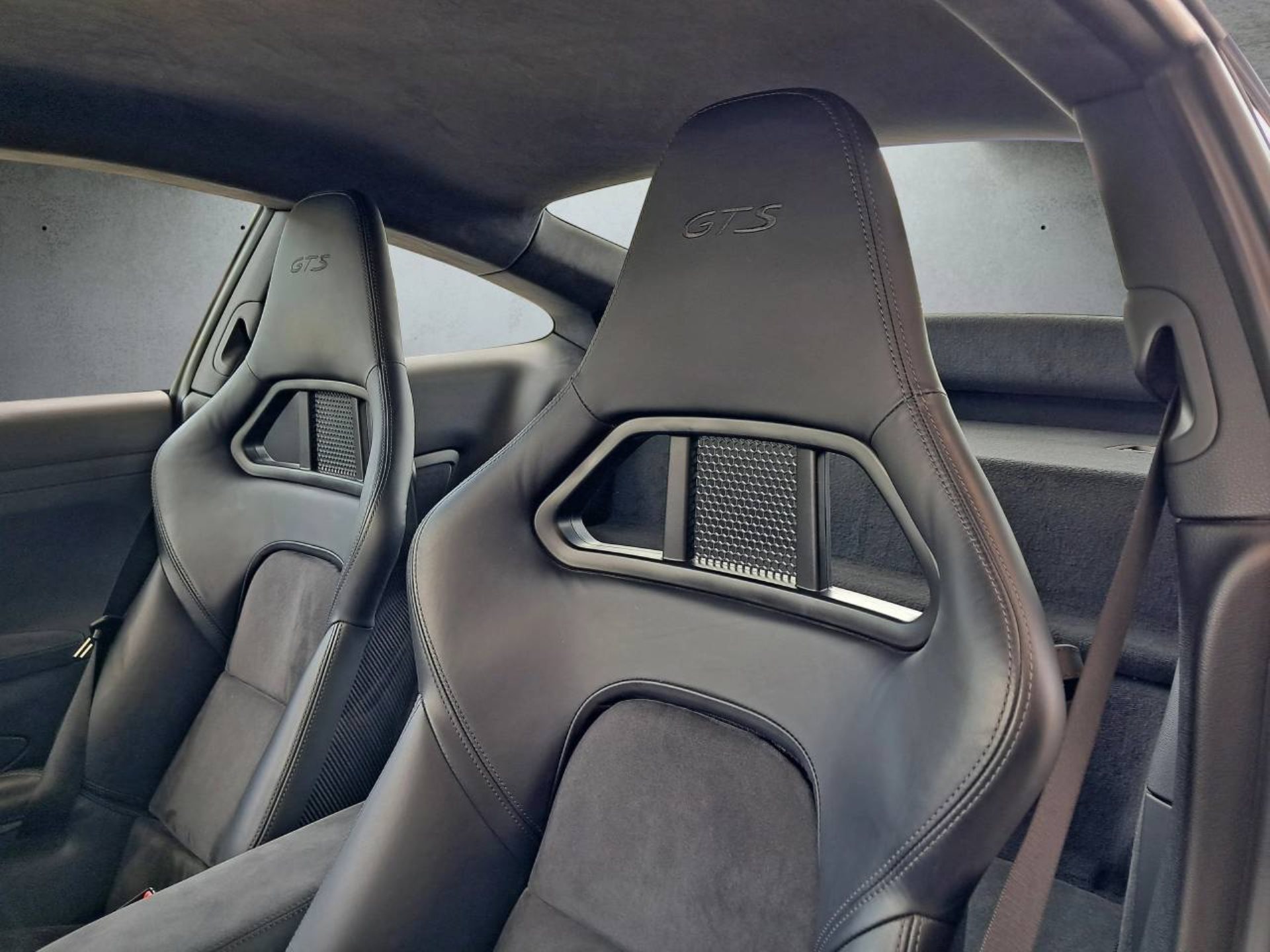 PORSCHE 911 Carrera GTS-image-15
