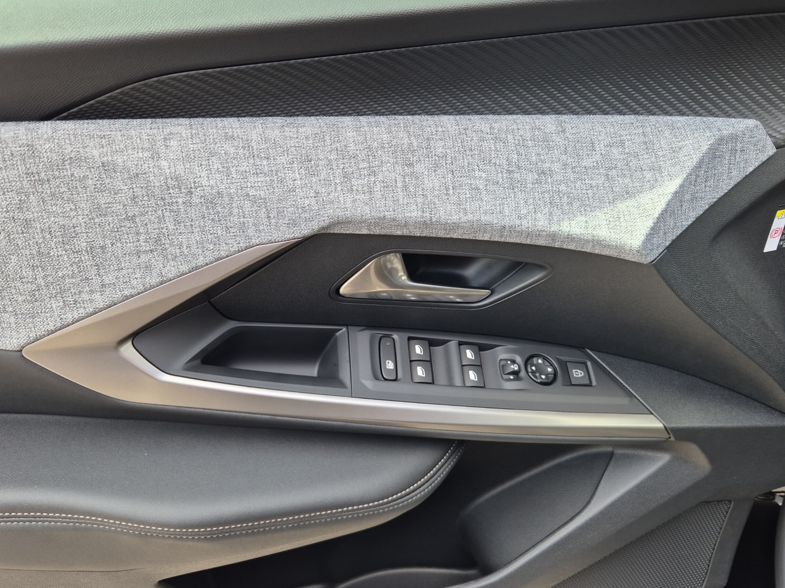 PEUGEOT 3008 e-Allure Premium AWD-image-10