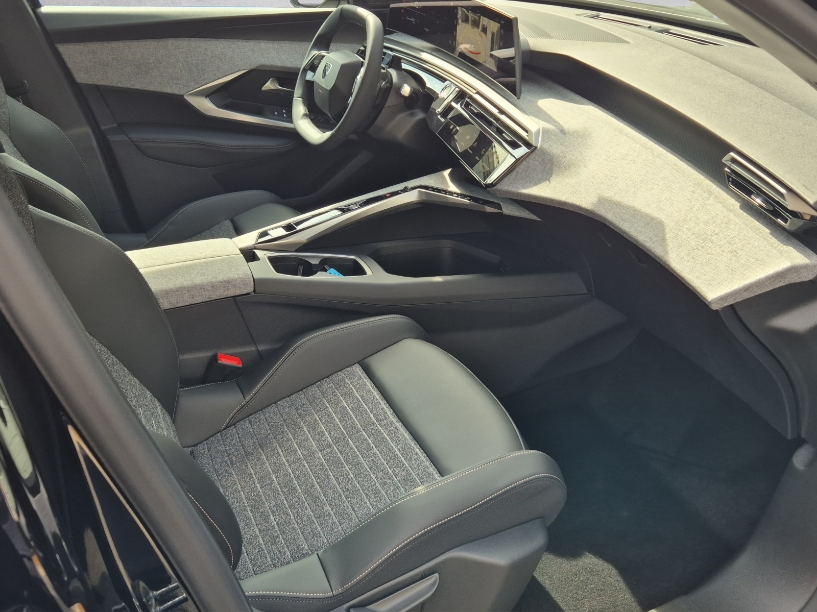 PEUGEOT 3008 e-Allure Premium AWD-image-13