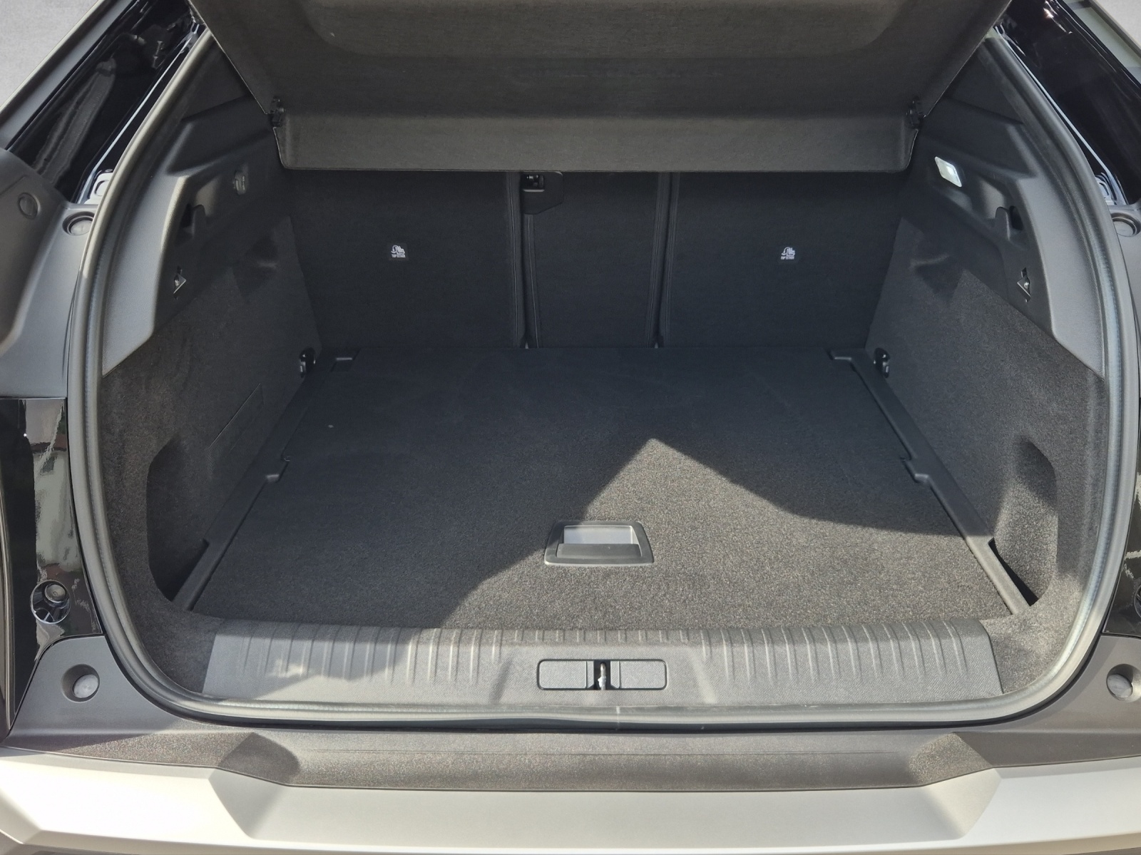 PEUGEOT 3008 e-Allure Premium AWD-image-12