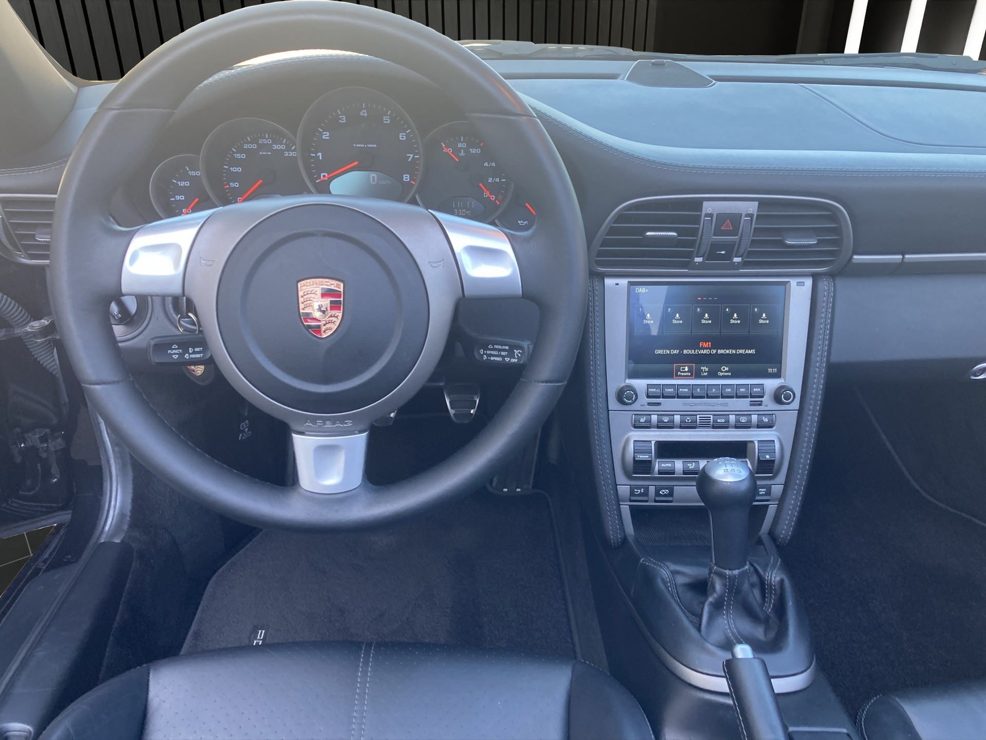 PORSCHE 911 Carrera 4 Cabriolet-image-12