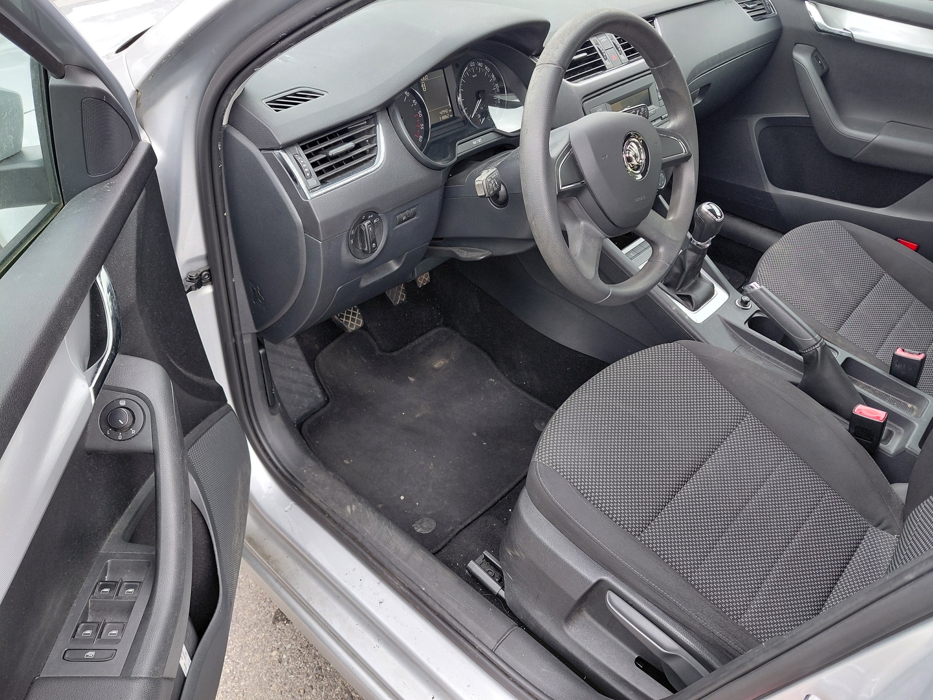 SKODA Octavia Combi 1.6 TDI Fresh 4x4-image-10