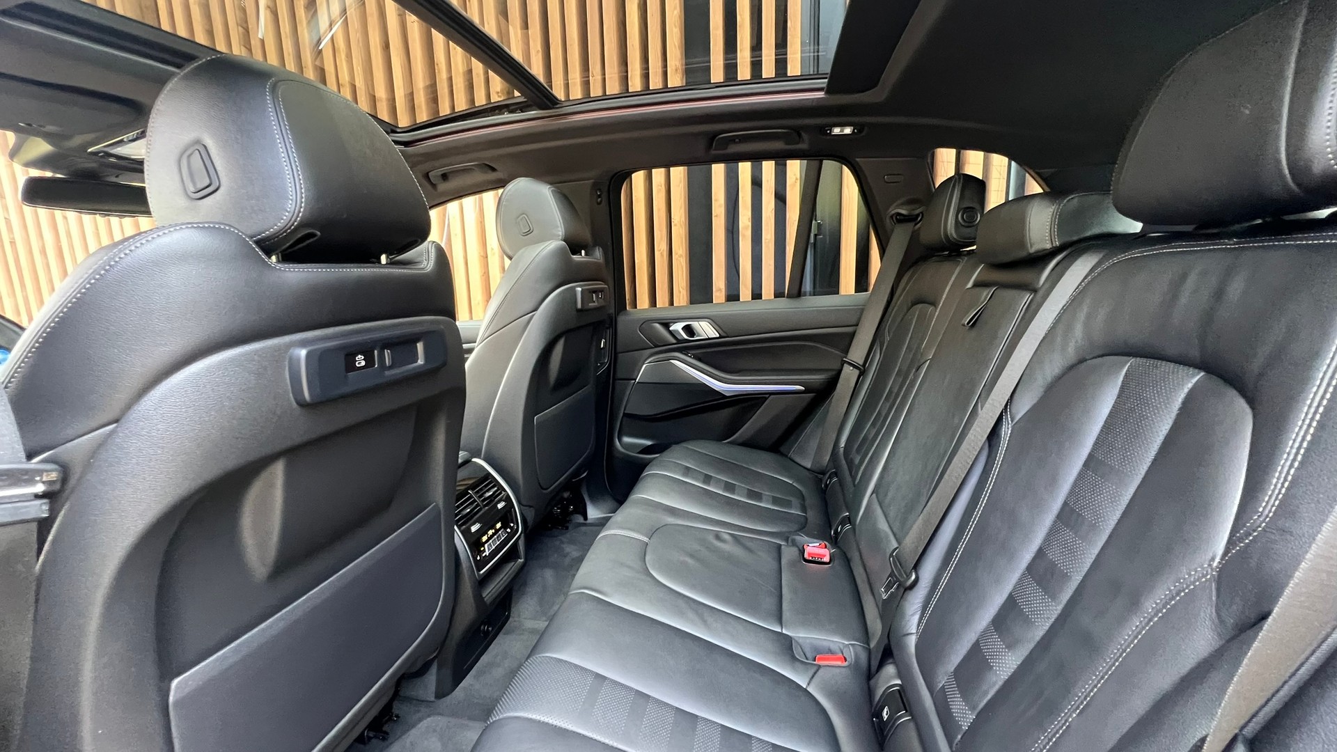 BMW X5 xDRIVE M50i BLACK STEPTRONIC l 530 PS-image-26