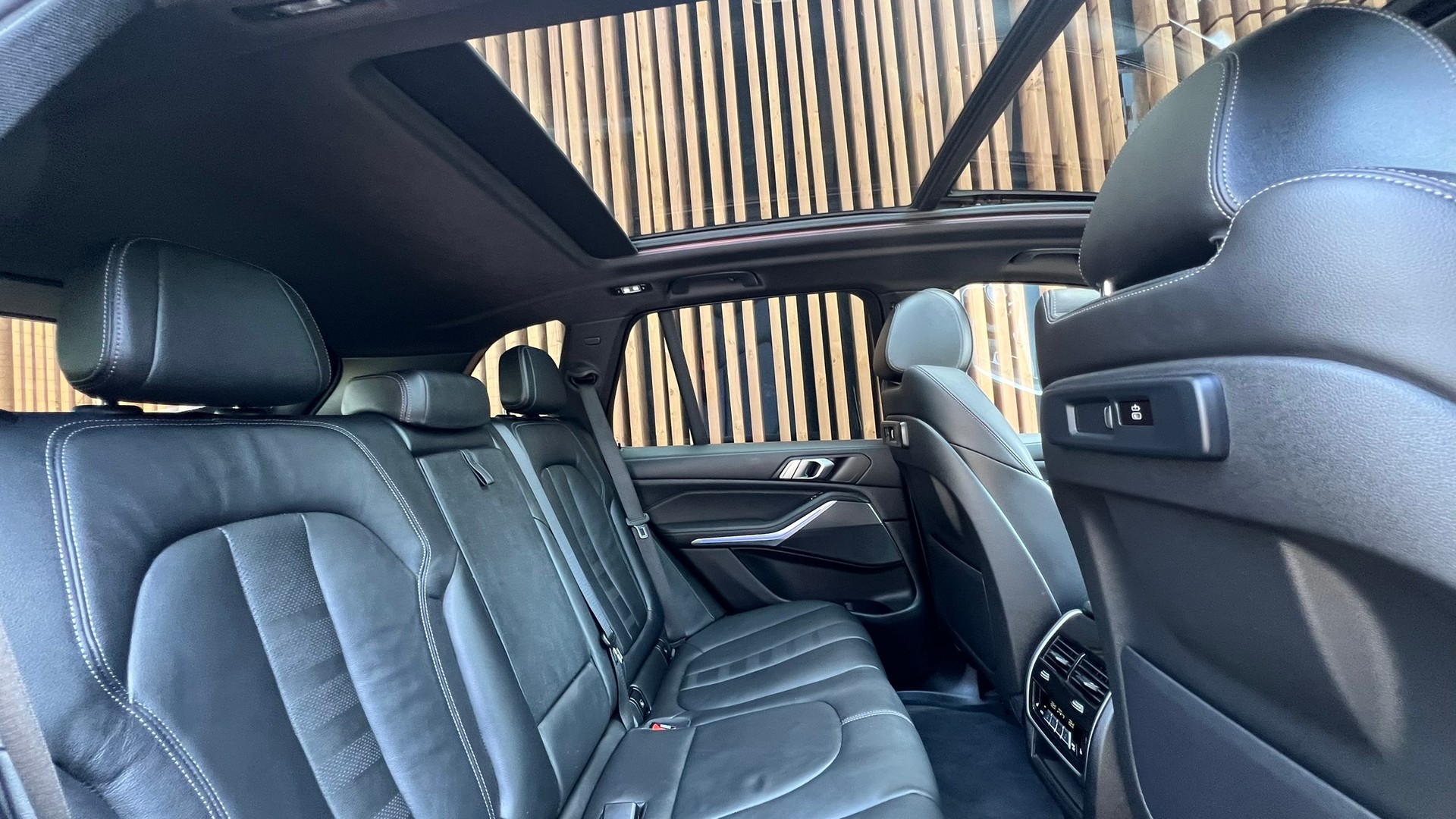 BMW X5 xDRIVE M50i BLACK STEPTRONIC l 530 PS-image-27