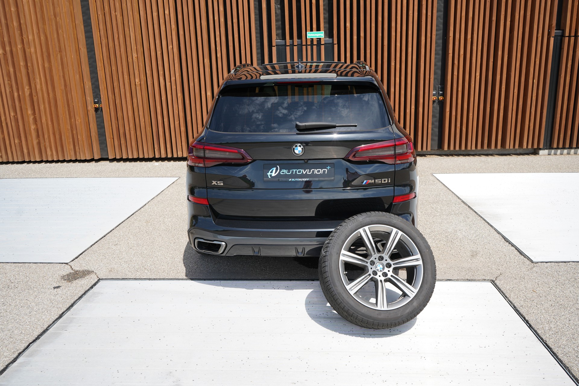 BMW X5 xDRIVE M50i BLACK STEPTRONIC l 530 PS-image-17