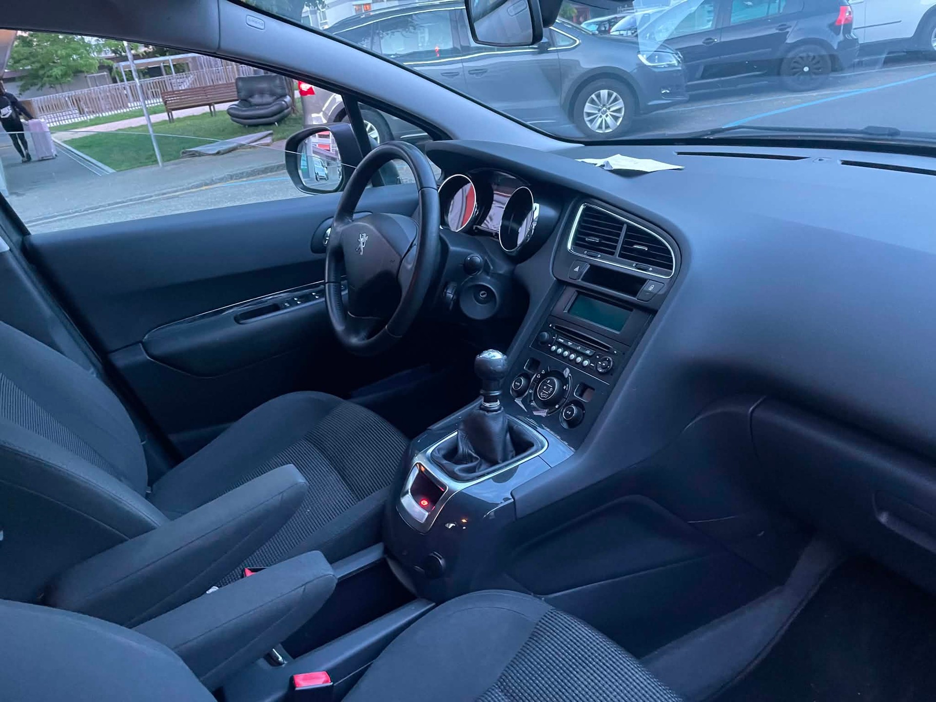 PEUGEOT 5008 1.6 16V T Allure-image-4