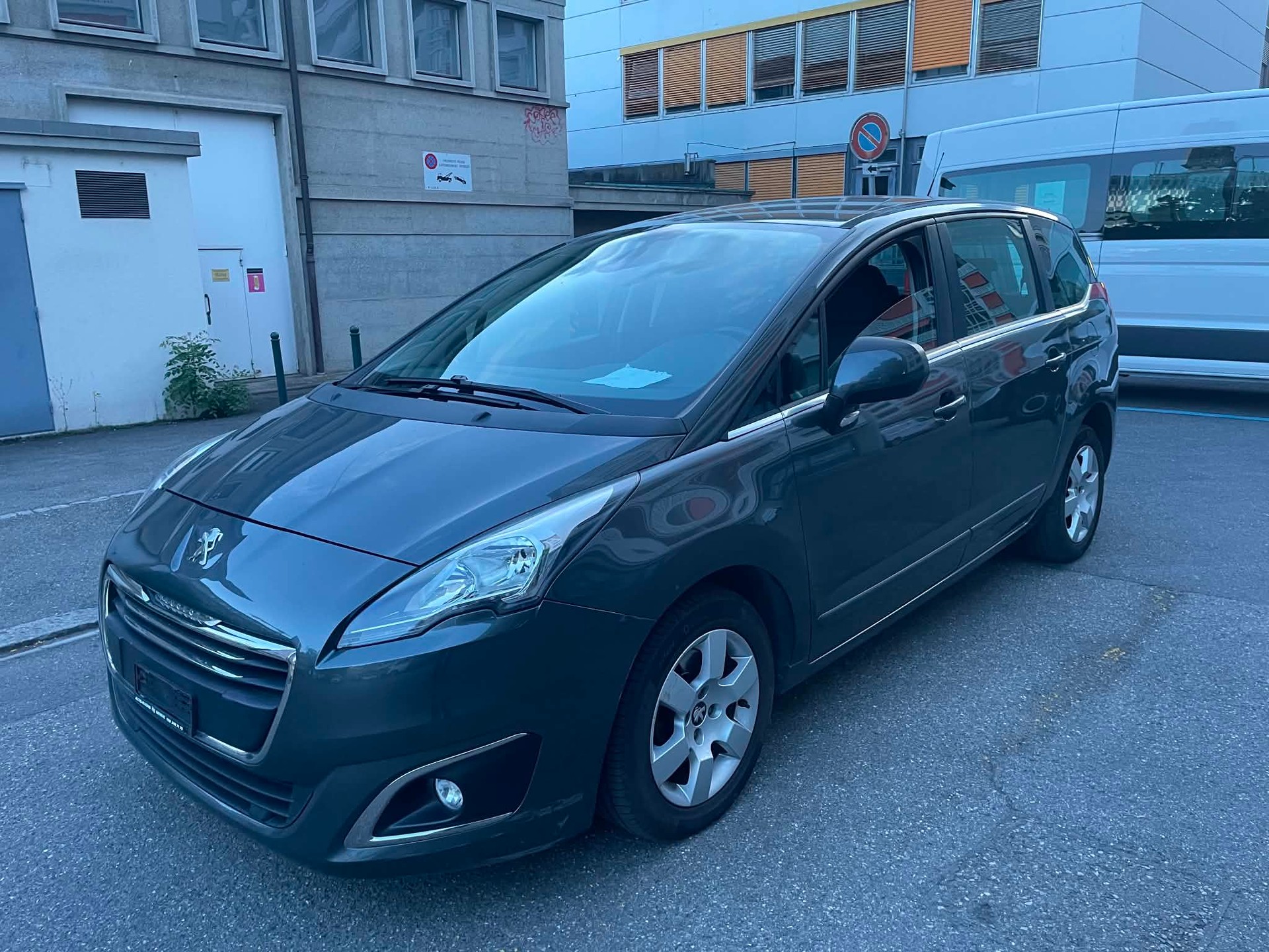 PEUGEOT 5008 1.6 16V T Allure-image-1
